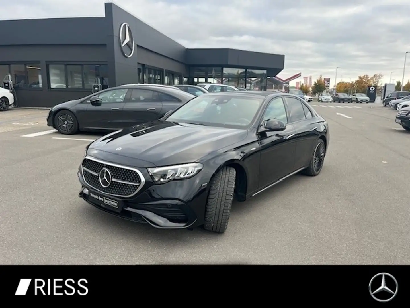 Mercedes-Benz E 300 de AMG Sport Night Distr LED AHK Pano 20" Schwarz - 1