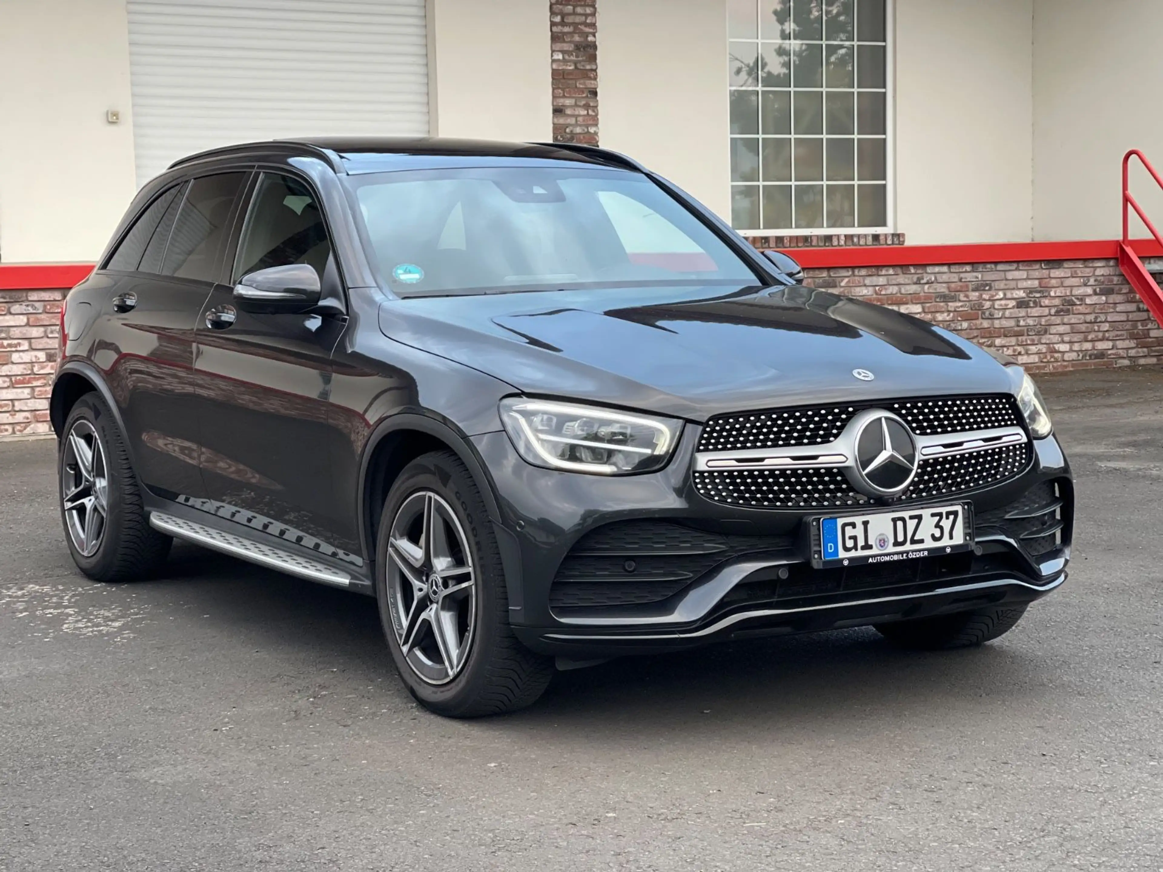 Mercedes-Benz GLC 300 d 4Matic AMG Line+Finanzierung+PANO+