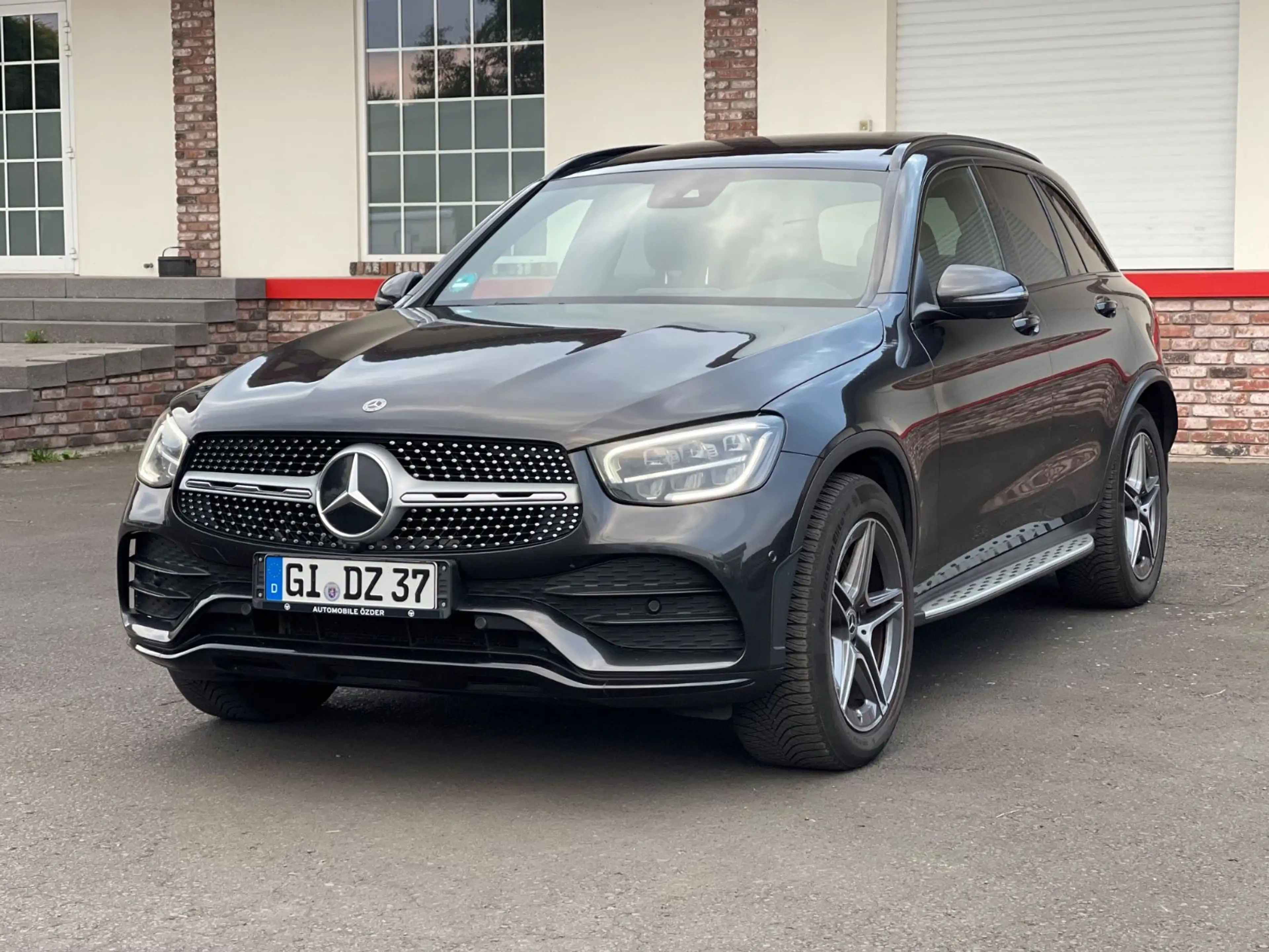 Mercedes-Benz GLC 300 d 4Matic AMG Line+Finanzierung+PANO+ — photo 5