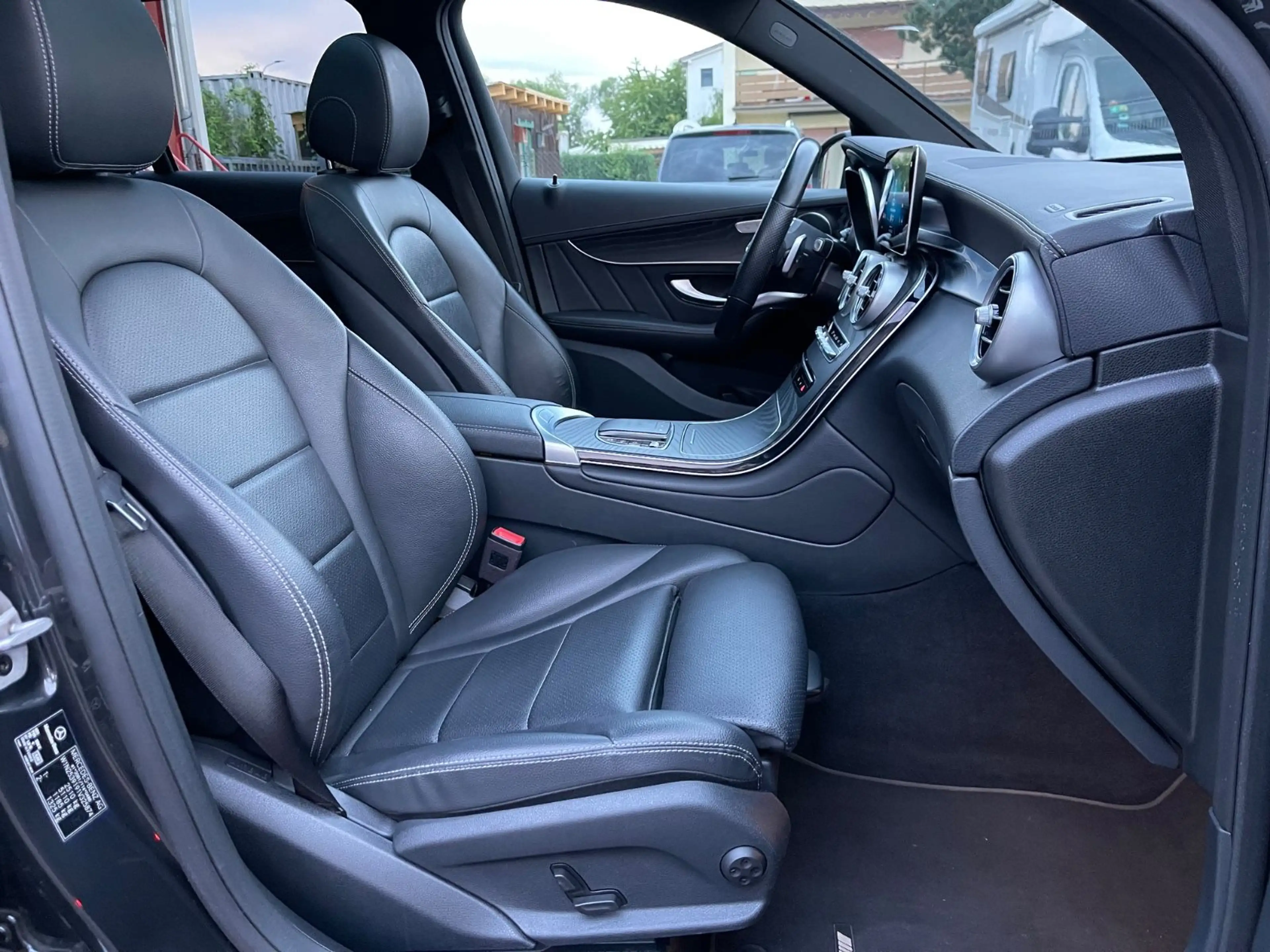 Mercedes-Benz GLC 300 d 4Matic AMG Line+Finanzierung+PANO+ — photo 21