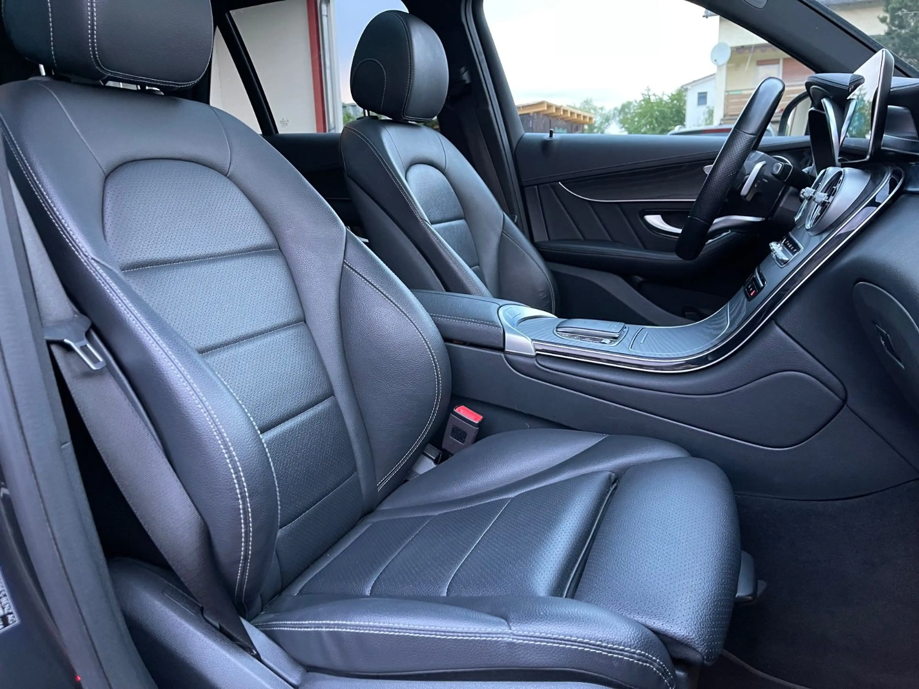 Mercedes-Benz GLC 300 d 4Matic AMG Line+Finanzierung+PANO+ — photo 22
