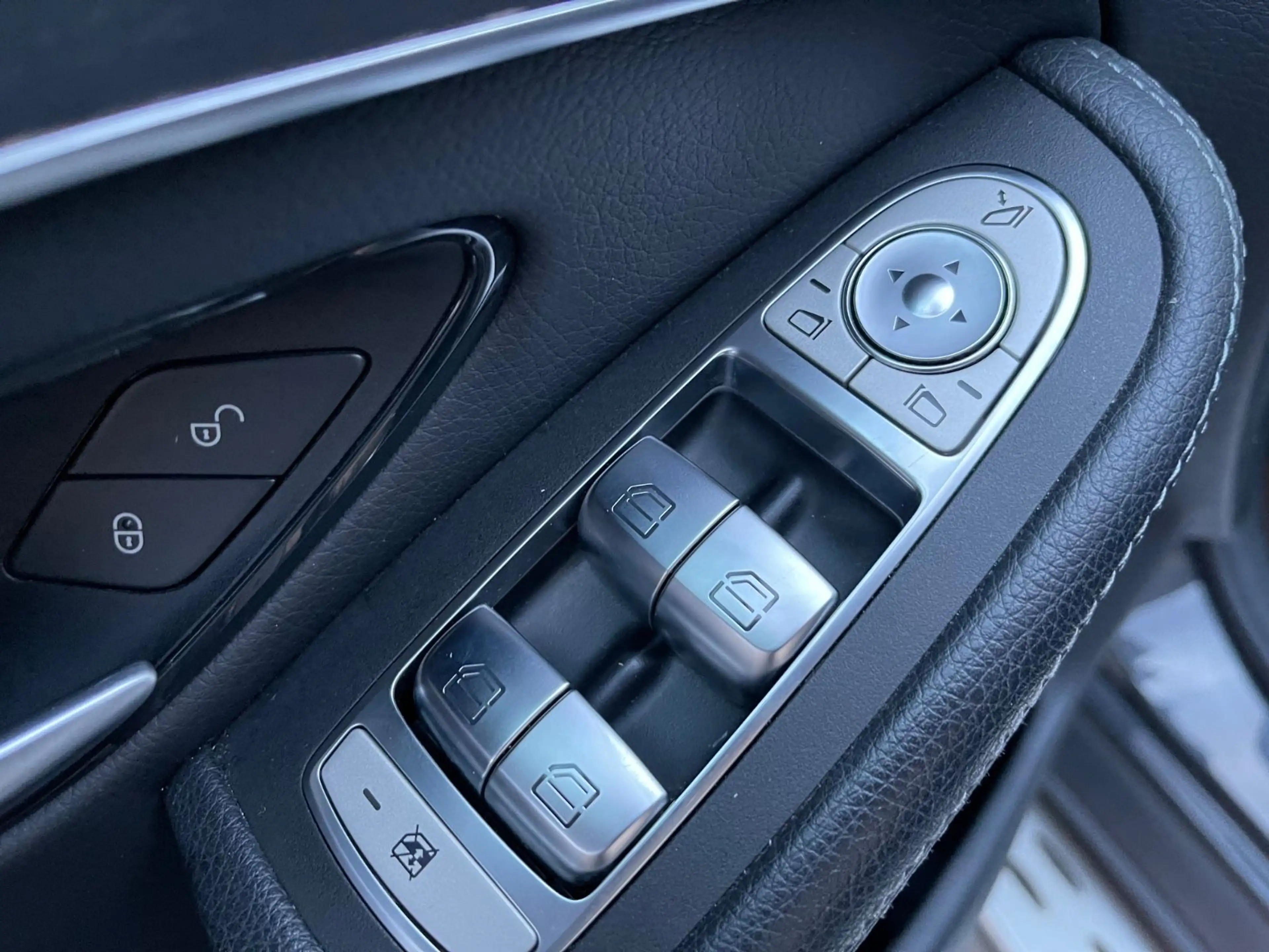 Mercedes-Benz GLC 300 d 4Matic AMG Line+Finanzierung+PANO+ — photo 32