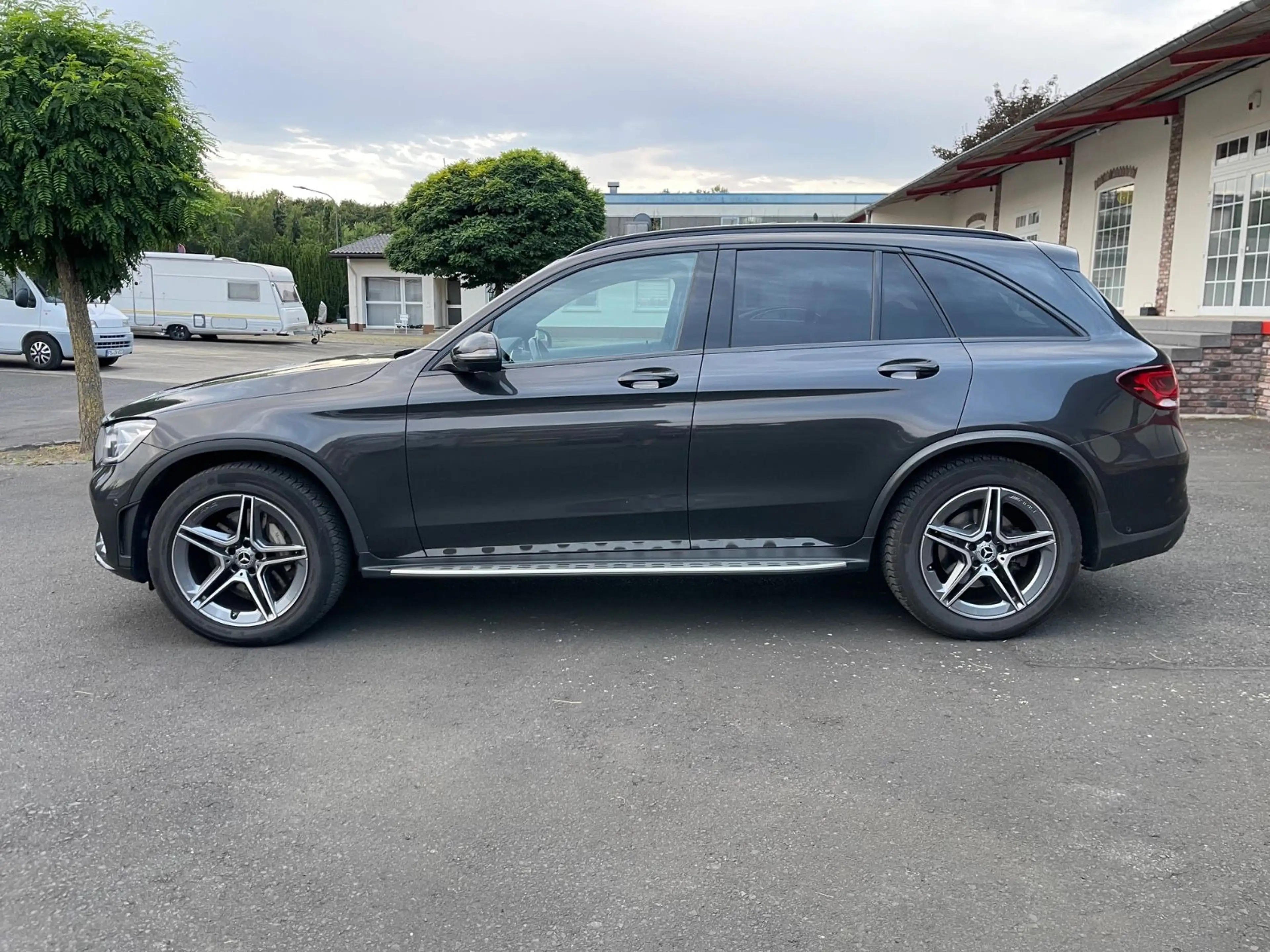 Mercedes-Benz GLC 300 d 4Matic AMG Line+Finanzierung+PANO+ — photo 11