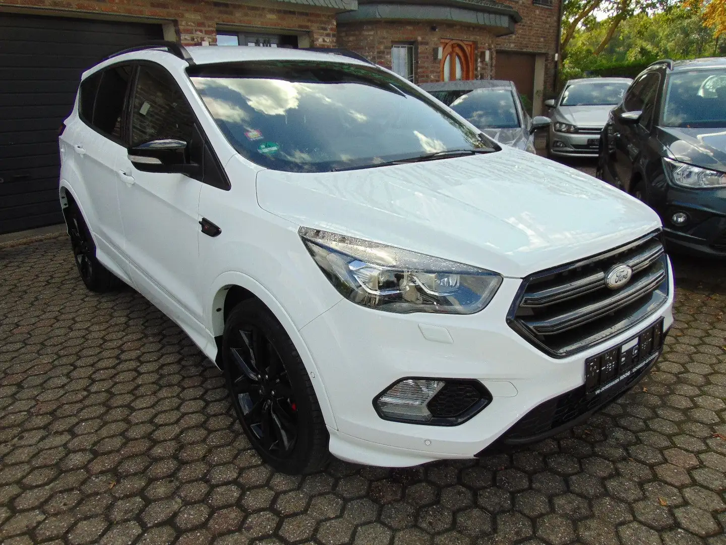 Ford Kuga 1,5 EcoBoost 4x2 110kW ST-Line Automatik Weiß - 1
