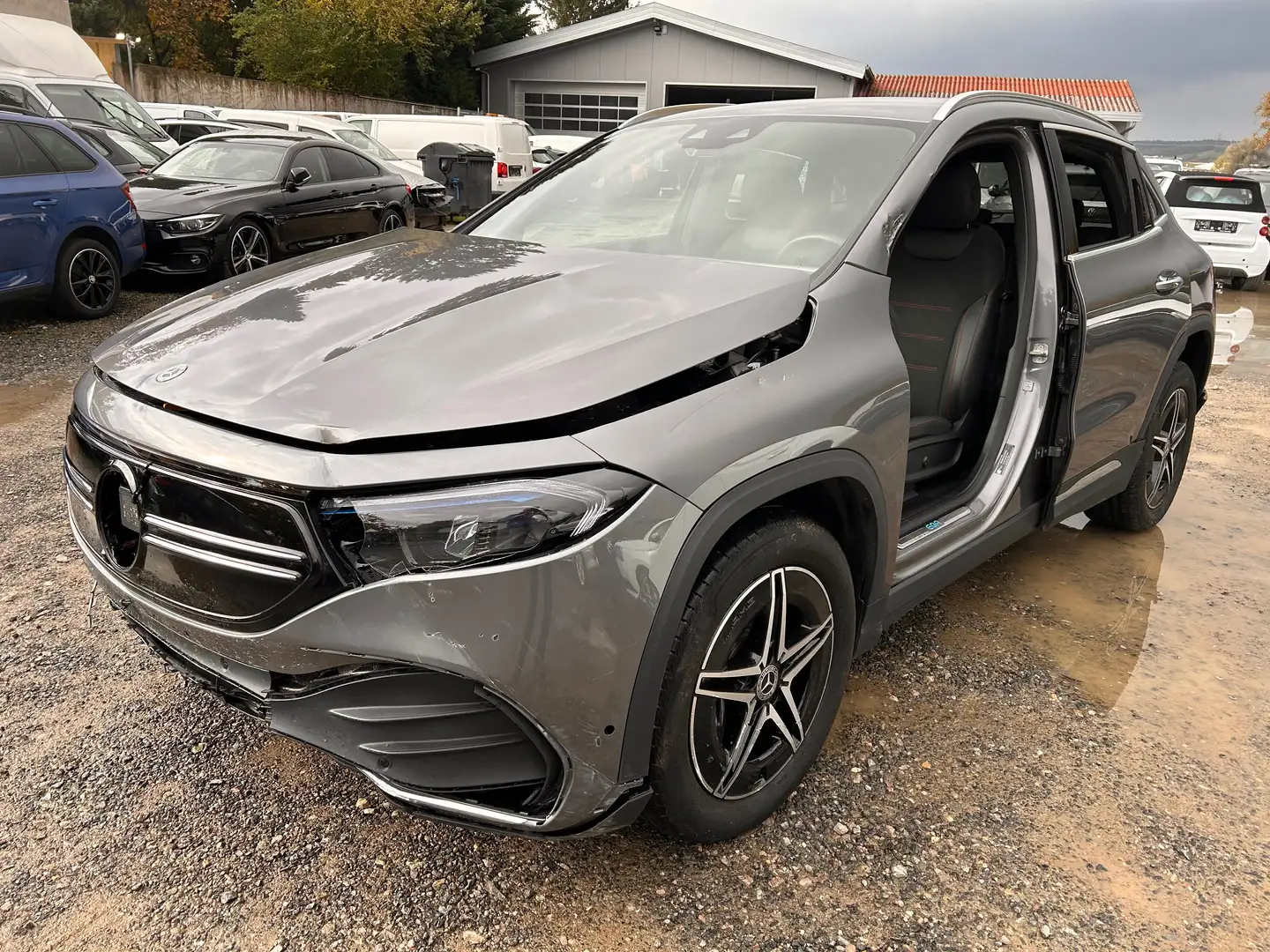 Mercedes-Benz EQA 300 4Matic Allrad AMG Line Navi LED Fahrbereit Unfall Grau - 1