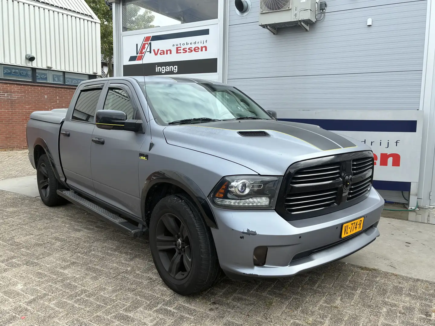 Dodge RAM 1500 5.7 V8 4x4 Crew Cab 5'7 Sport Grijze wrap, la Noir - 1
