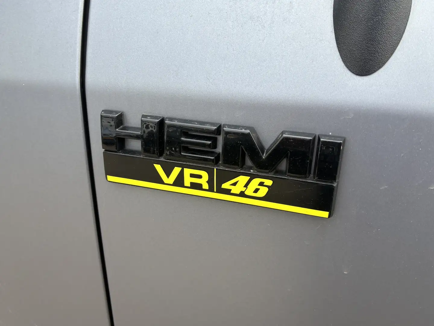 Dodge RAM 1500 5.7 V8 4x4 Crew Cab 5'7 Sport Grijze wrap, la Noir - 2