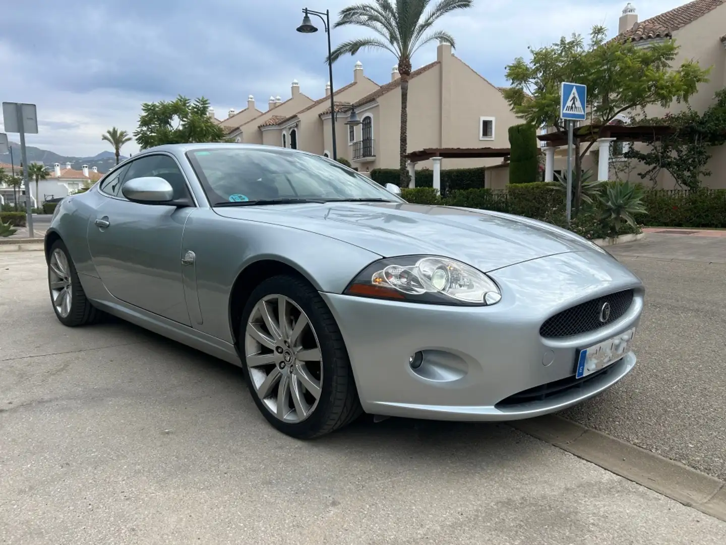 Jaguar XK Coupé 4.2L V8 Aut. Gris - 1