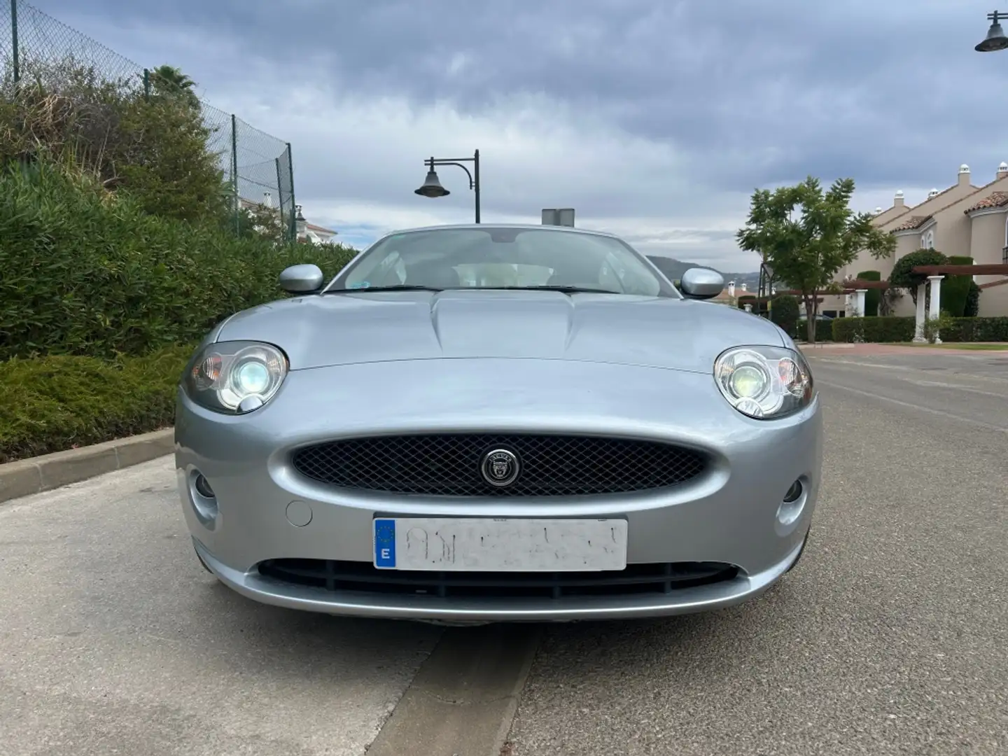 Jaguar XK Coupé 4.2L V8 Aut. Gris - 2