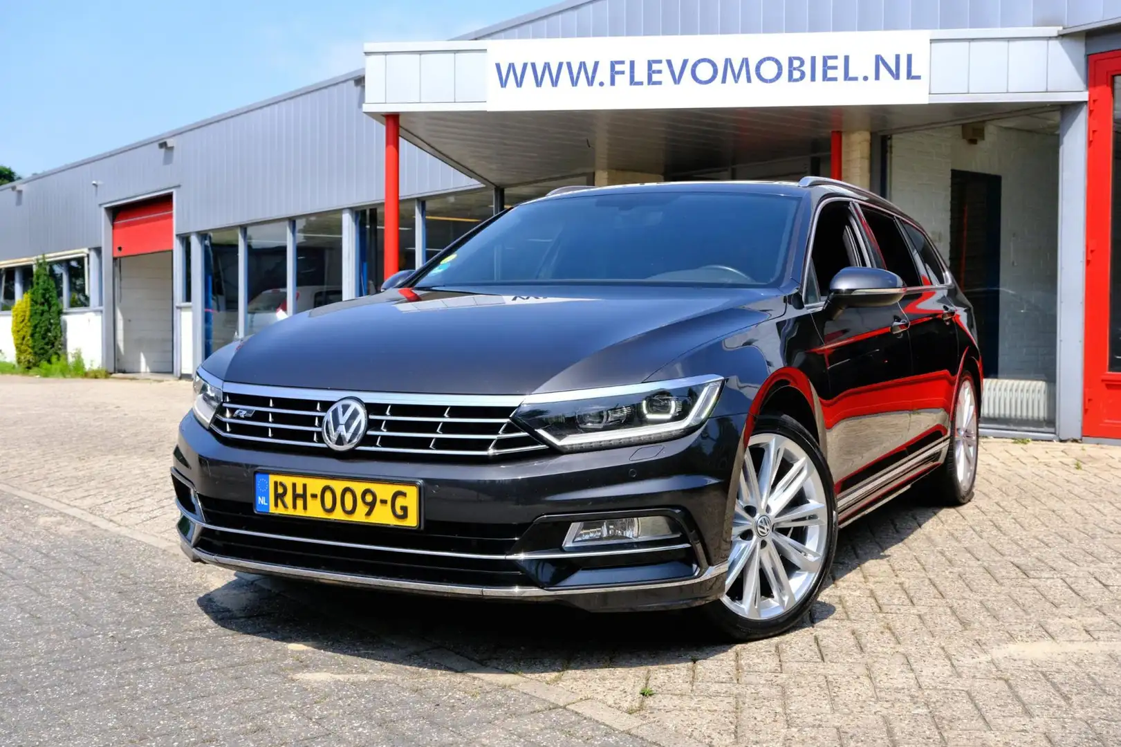 Volkswagen Passat Variant 1.6 TDI R-Line Aut. Pano|Leder-Alcantara|Adapt.Cru Grijs - 1