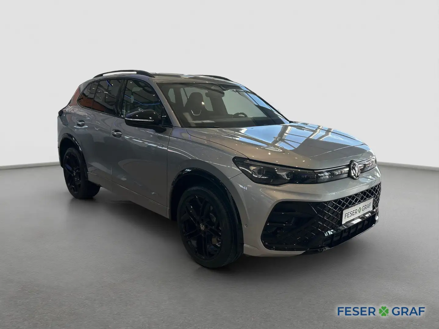 Volkswagen Tiguan R-Line 2,0l TSI 4M. 265 PS, AHK,Navi,LED Silber - 2