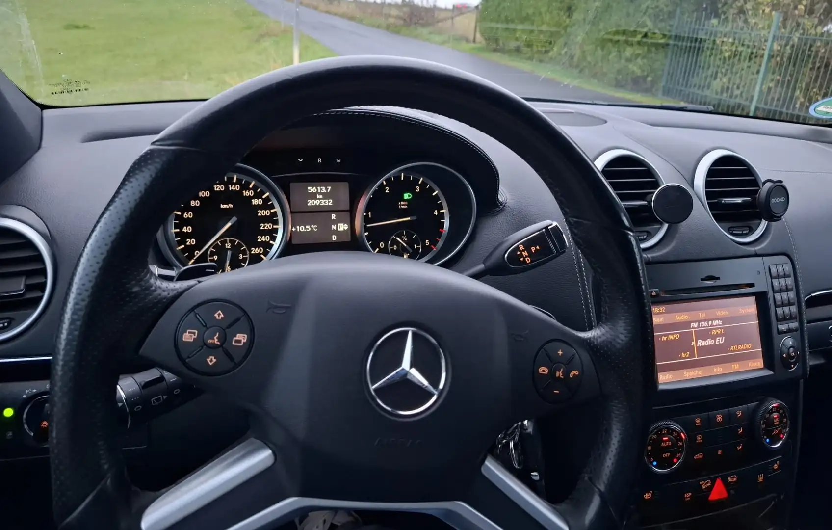 Mercedes-Benz ML 300 CDI 4Matic 7G-TRONIC DPF BlueEFFICIENCY Grand Edit Schwarz - 2