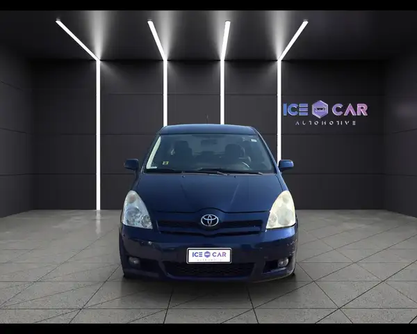 Toyota Corolla Verso view 2