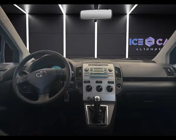 Toyota Corolla Verso view 10