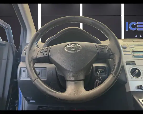 Toyota Corolla Verso view 11