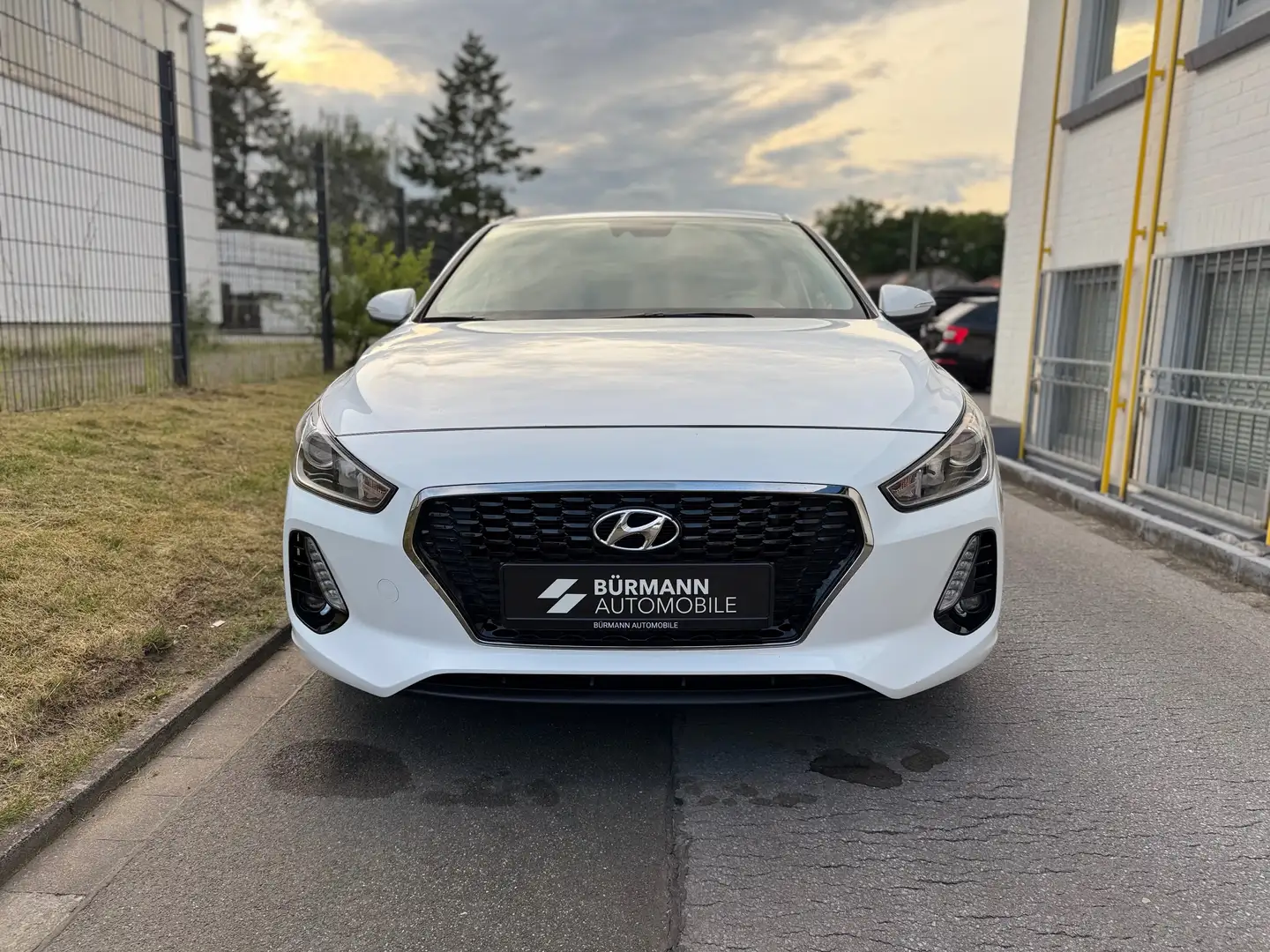 Hyundai i30 Select/1.HAND/SCHECKHEFT/PDC/MFL/TEMP Weiß - 2