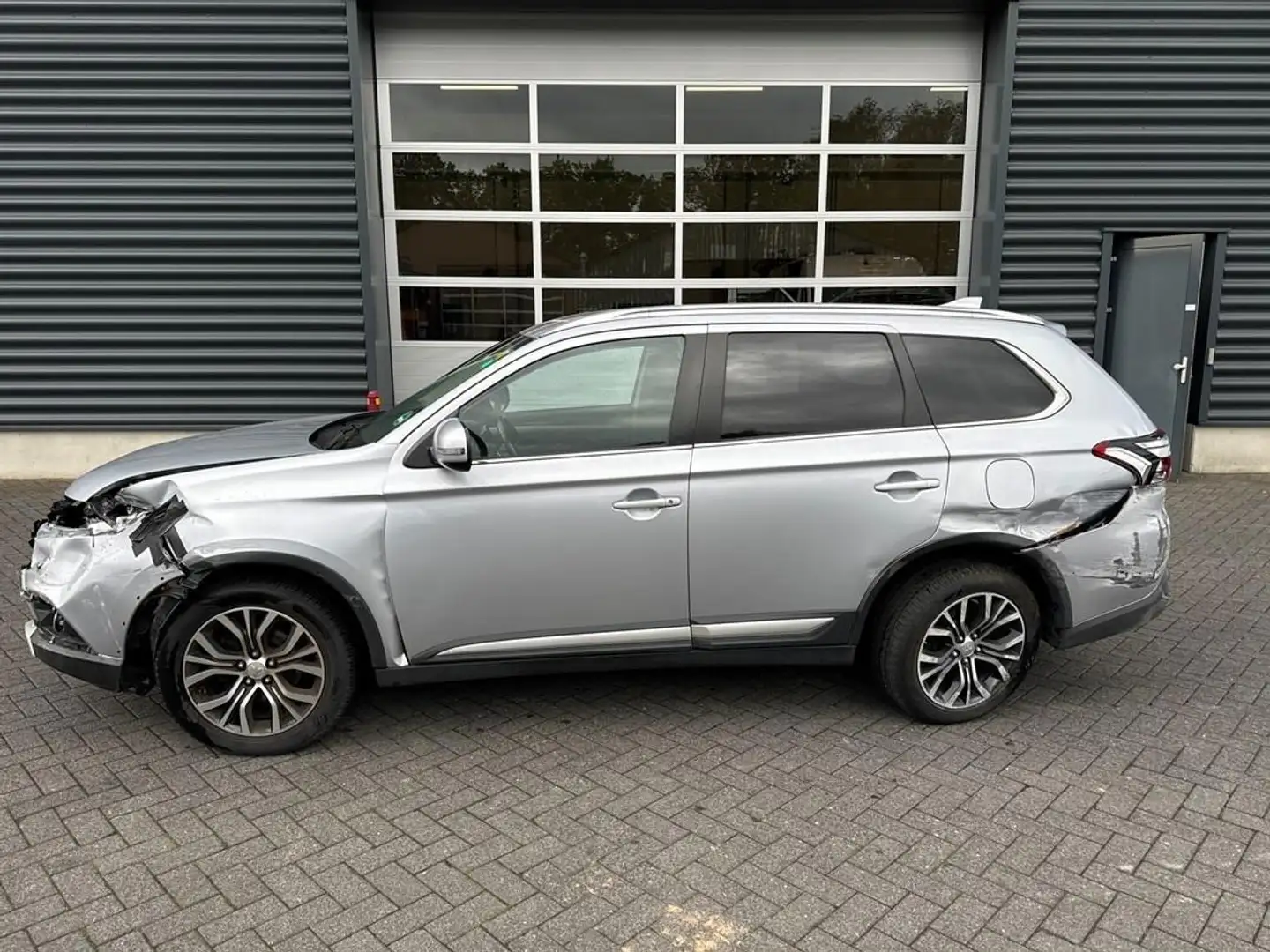 Mitsubishi Outlander 2.0 Connect Pro Grau - 2