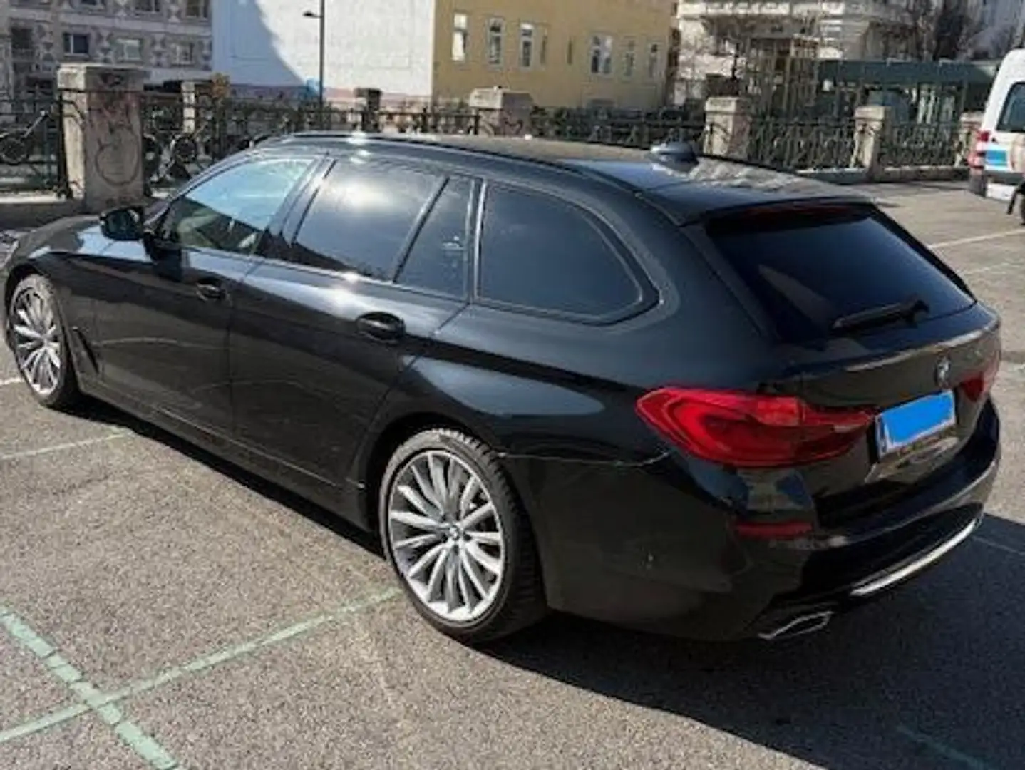 BMW 540 540d xDrive Touring Aut. Schwarz - 2