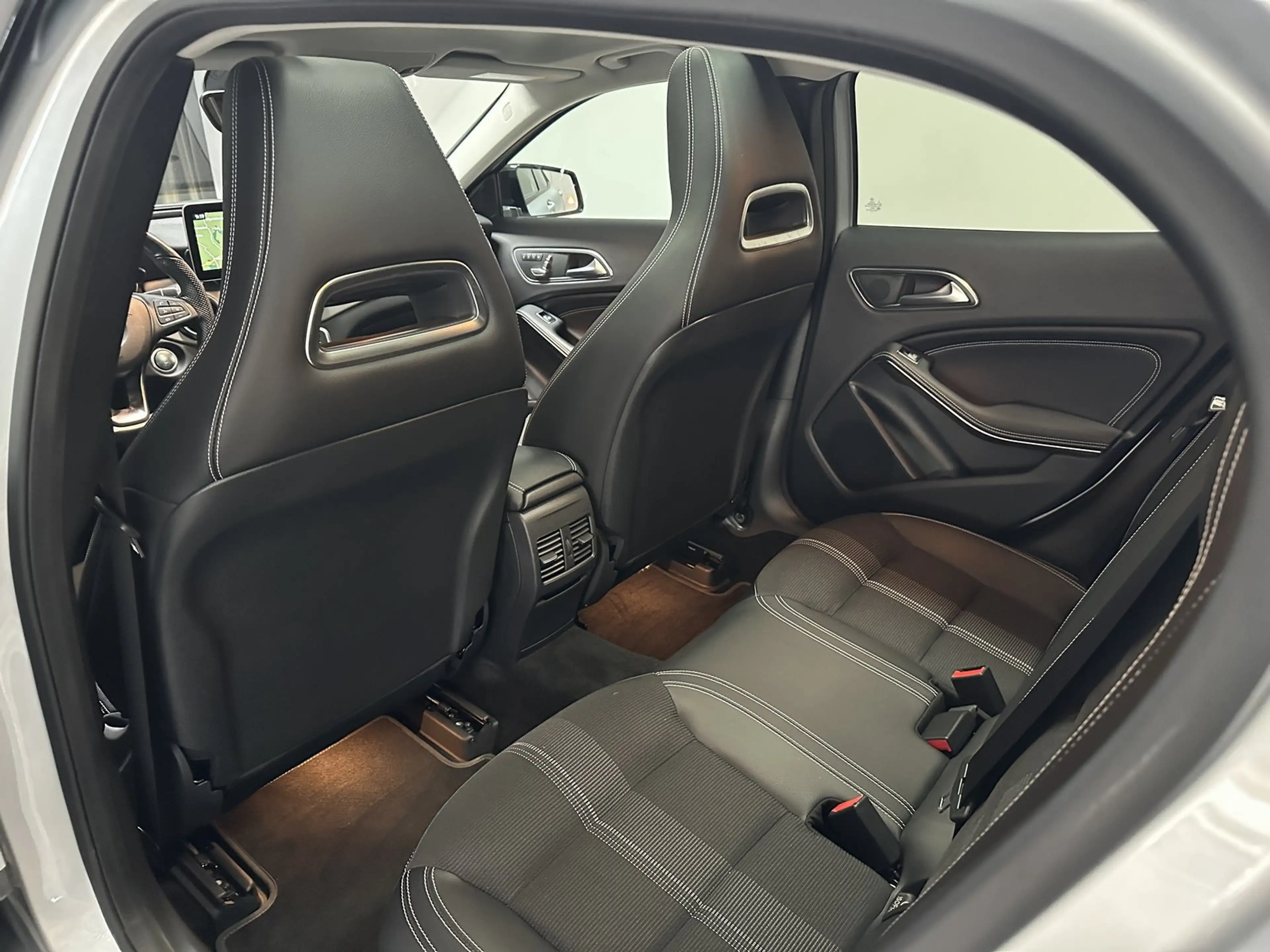 Mercedes-Benz GLA 220 d Sport Utility Night Tot/Memo/Pano/360° — photo 8