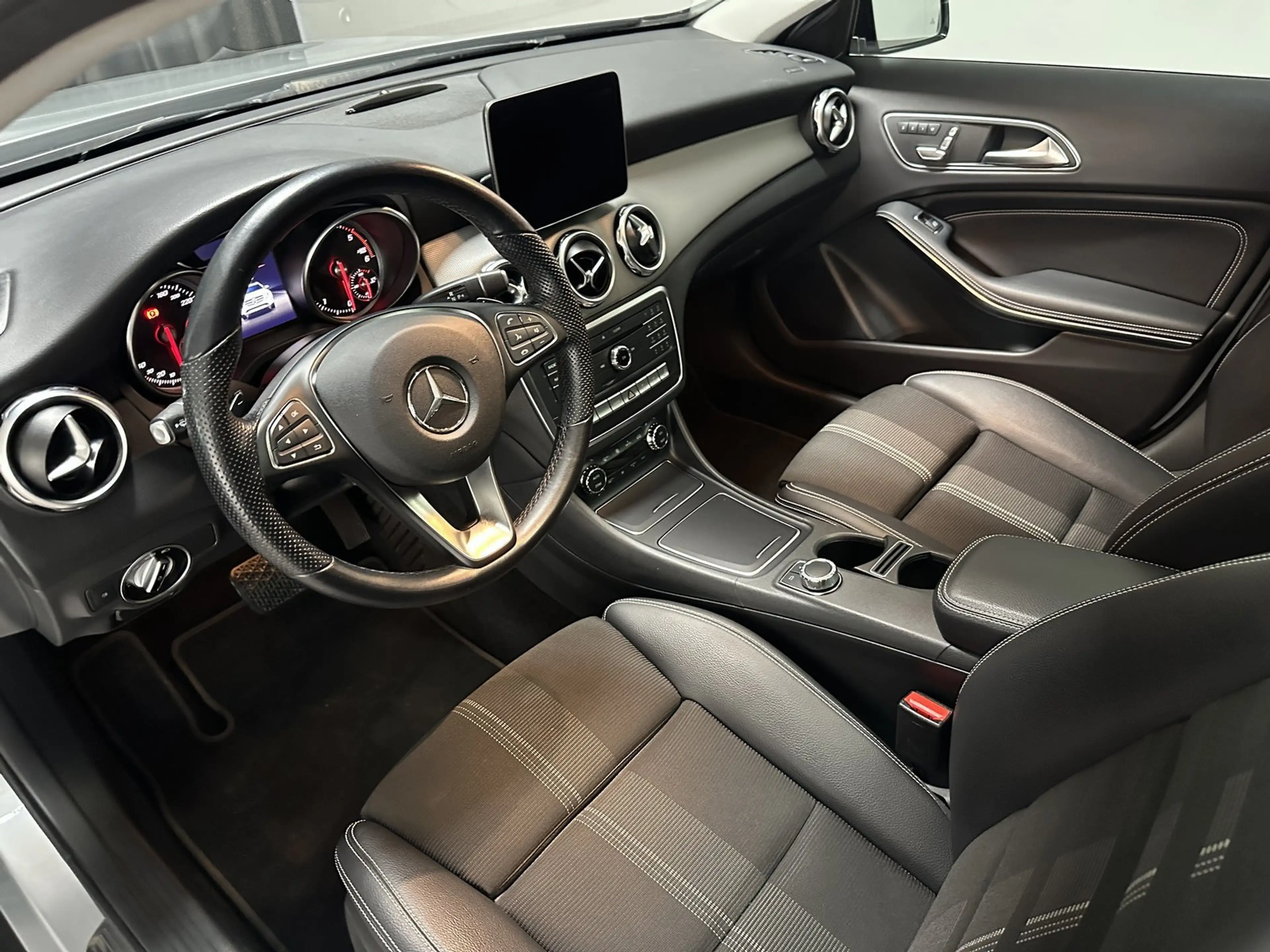 Mercedes-Benz GLA 220 d Sport Utility Night Tot/Memo/Pano/360° — photo 6