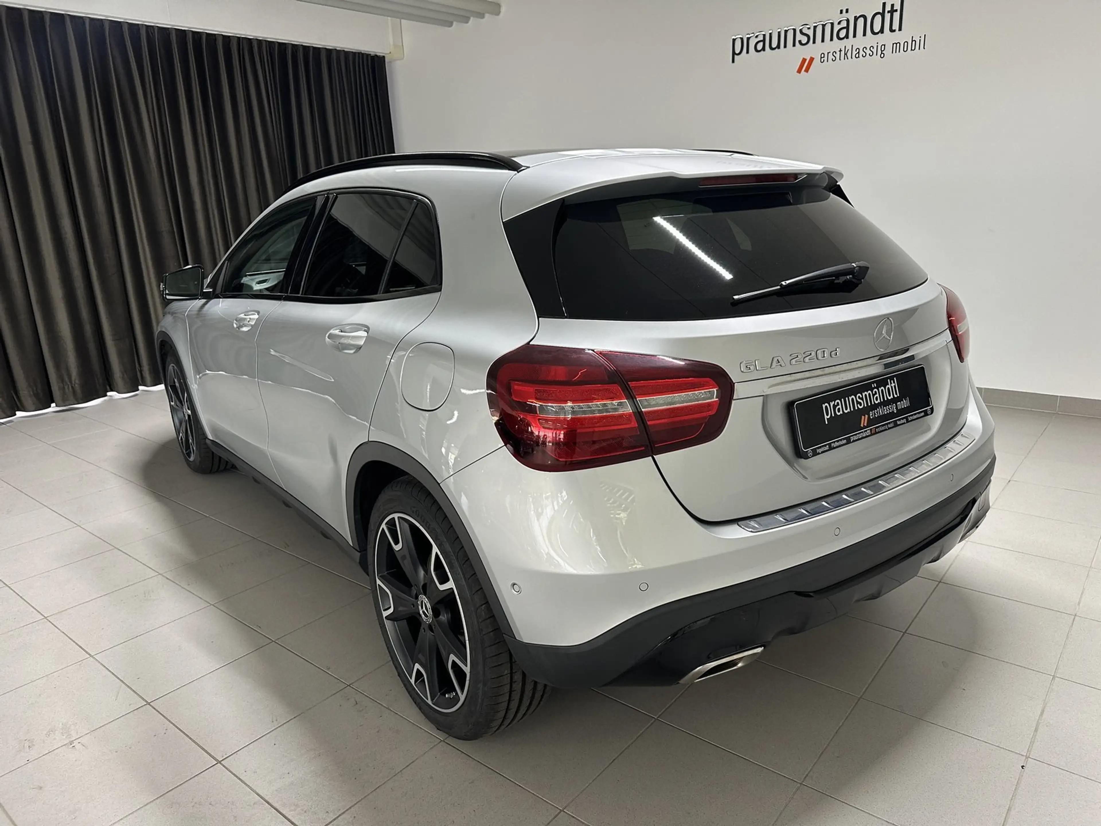 Mercedes-Benz GLA 220 d Sport Utility Night Tot/Memo/Pano/360° — photo 2