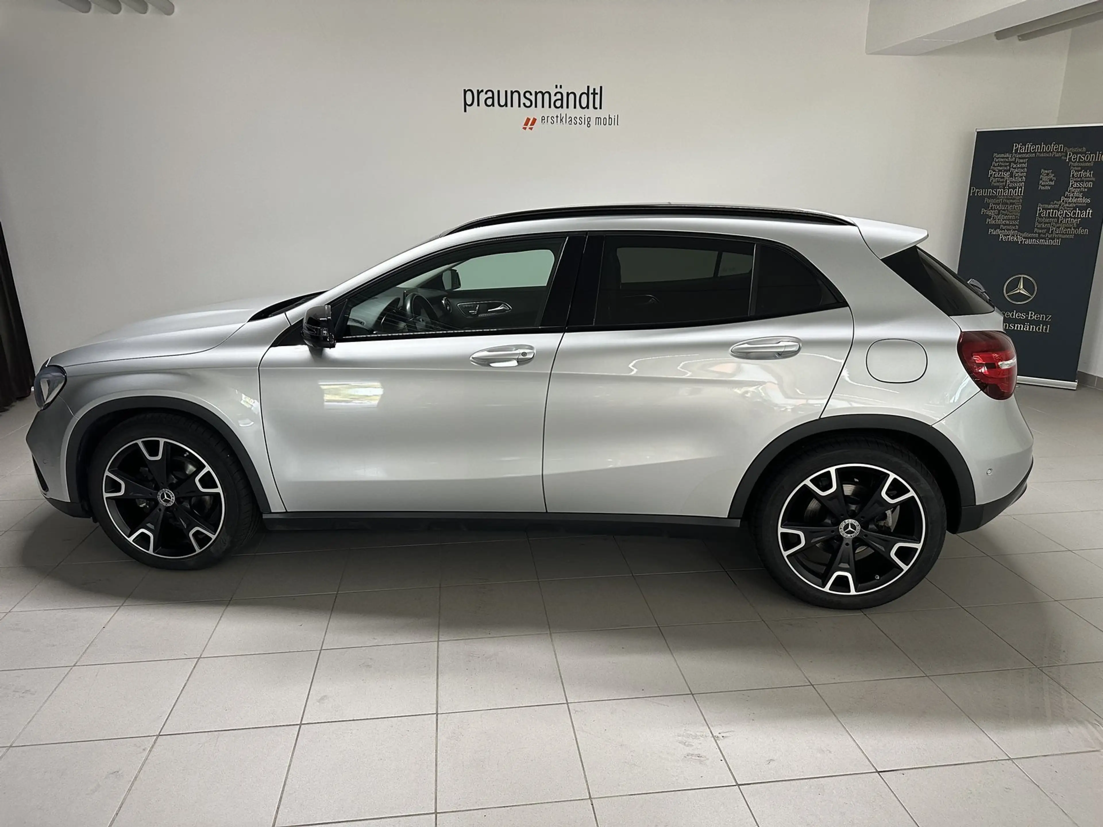Mercedes-Benz GLA 220 d Sport Utility Night Tot/Memo/Pano/360° — photo 3