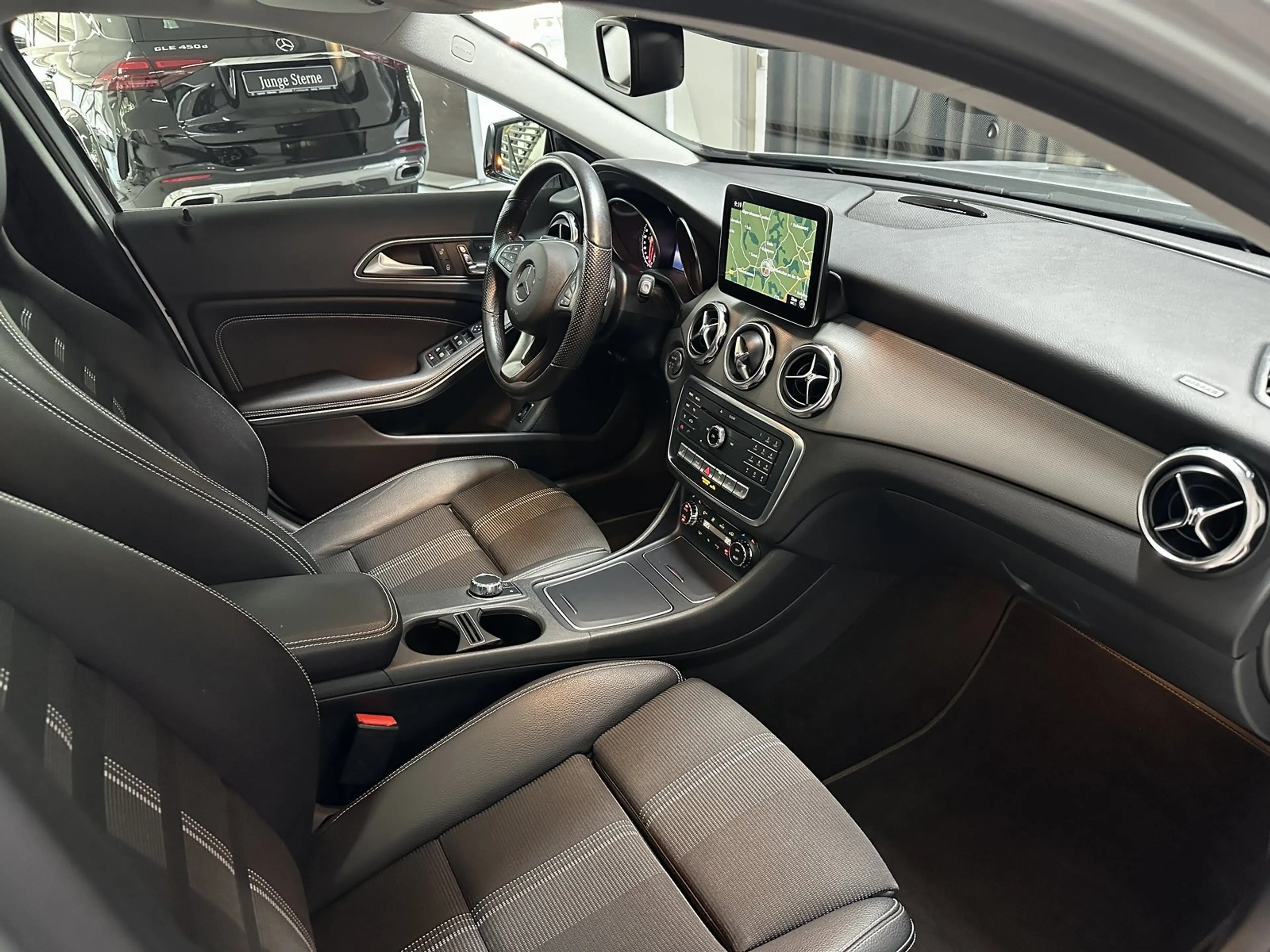 Mercedes-Benz GLA 220 d Sport Utility Night Tot/Memo/Pano/360° — photo 7