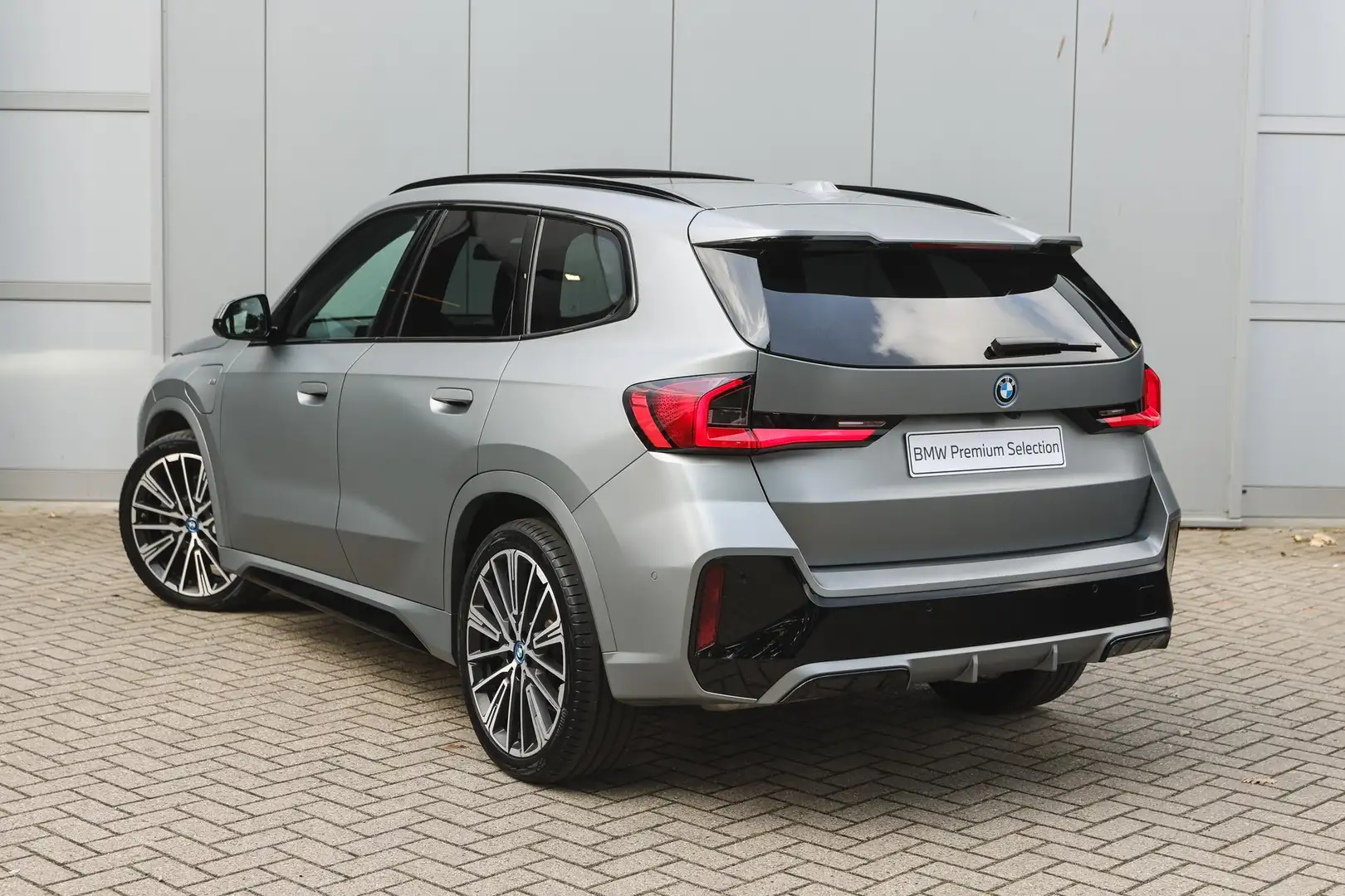 BMW X1 xDrive30e M Sport Automaat / Panoramadak / Trekhaa Grijs - 2