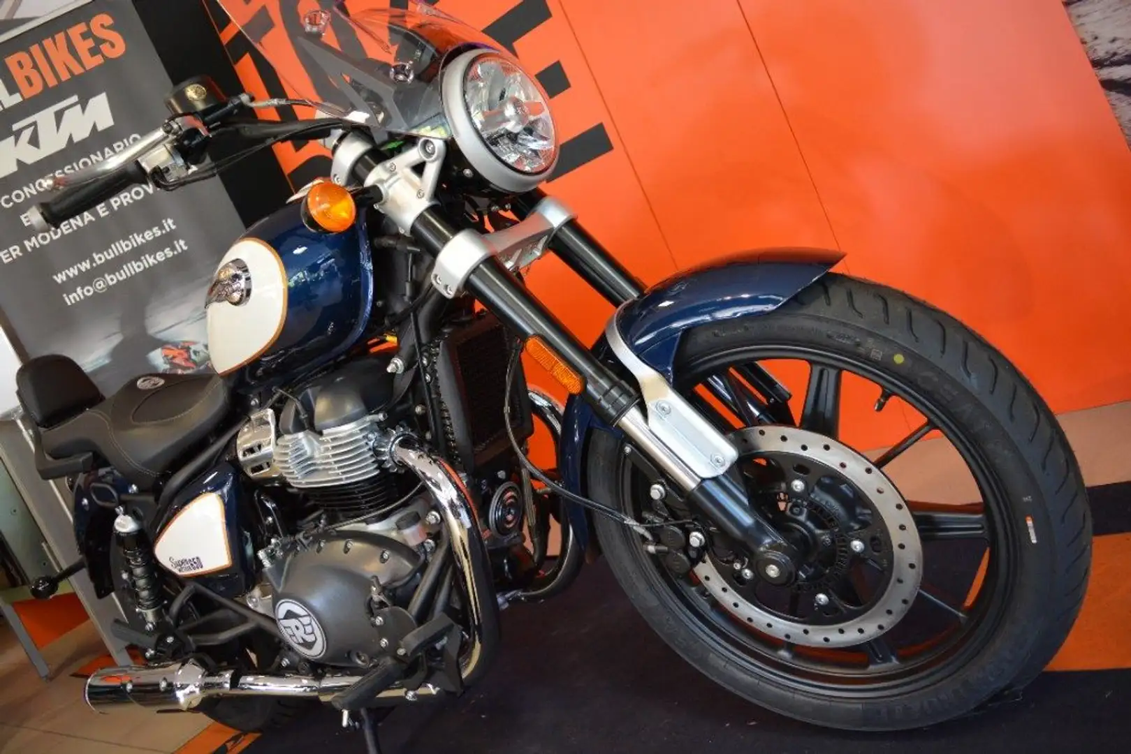 Royal Enfield Super Meteor 650 ABS - 2