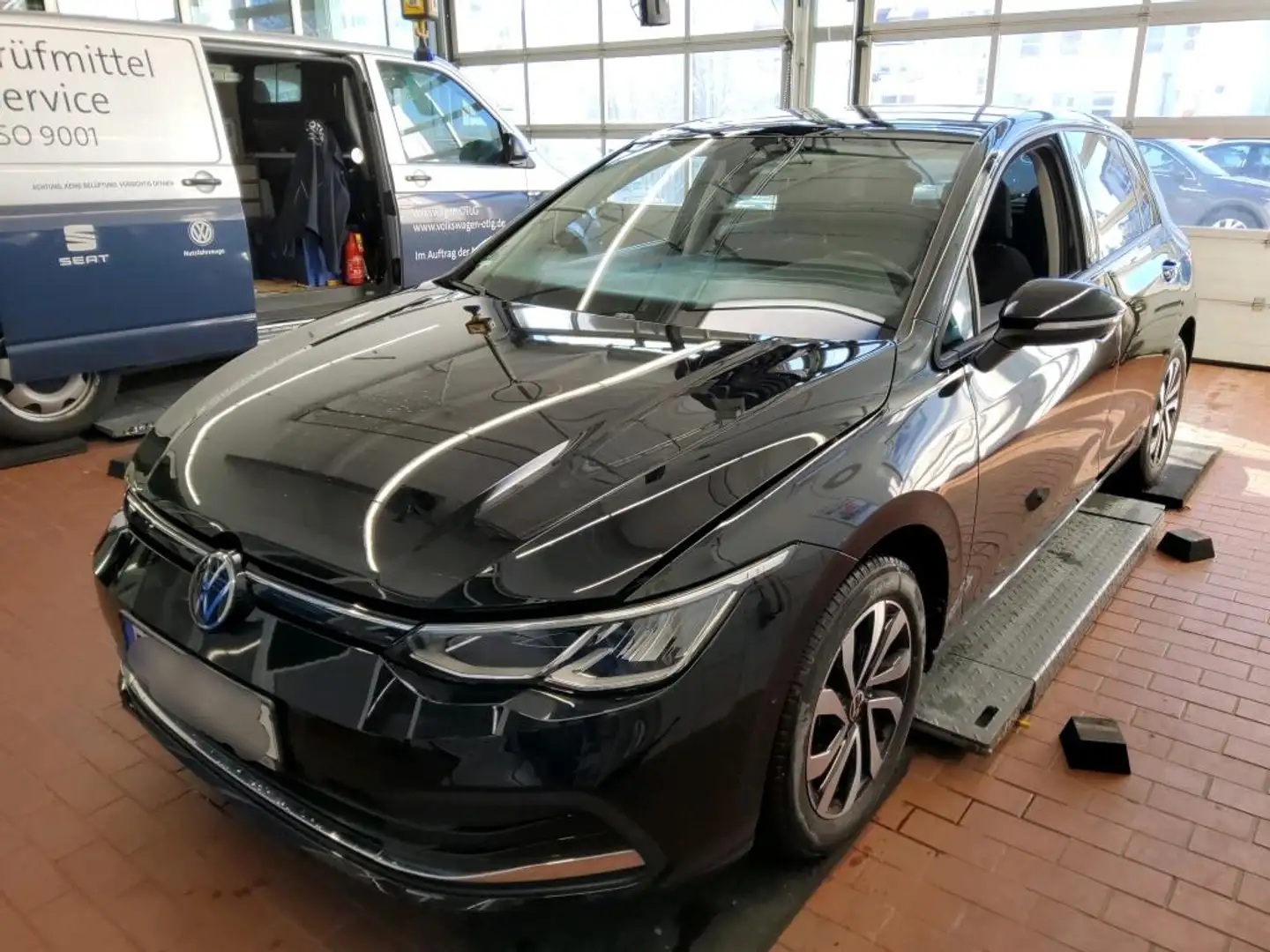 Volkswagen Golf VIII 1.5 TSI ACTIVE +PANO +LED +ACC +APP-CONN +LM Schwarz - 2