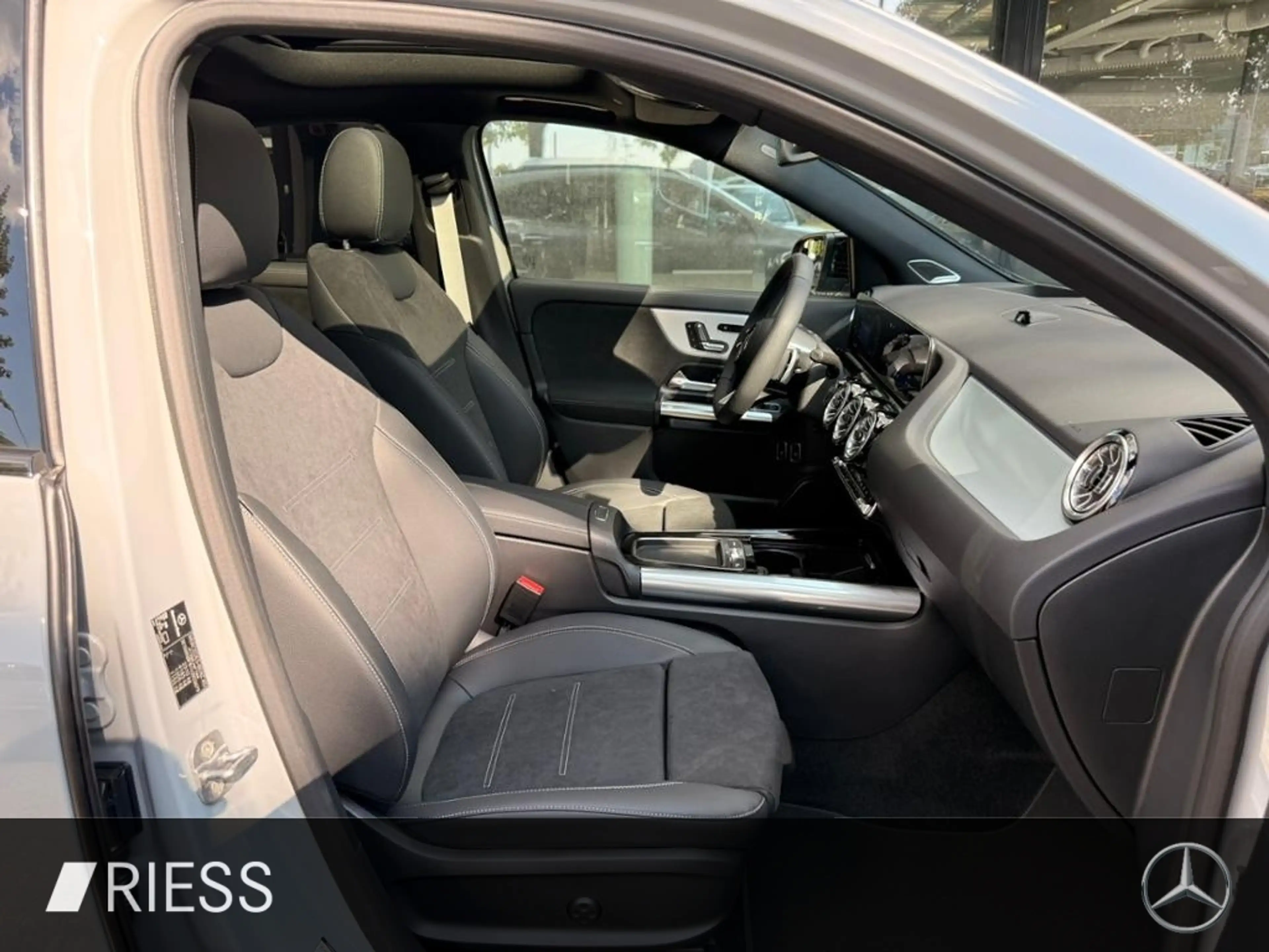 Mercedes-Benz GLA 250 e mit EQ Hybrid Technologie 360 ACC AHK — photo 10