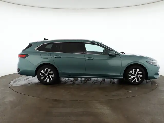 Volkswagen Passat view 4