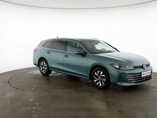 Volkswagen Passat view 3