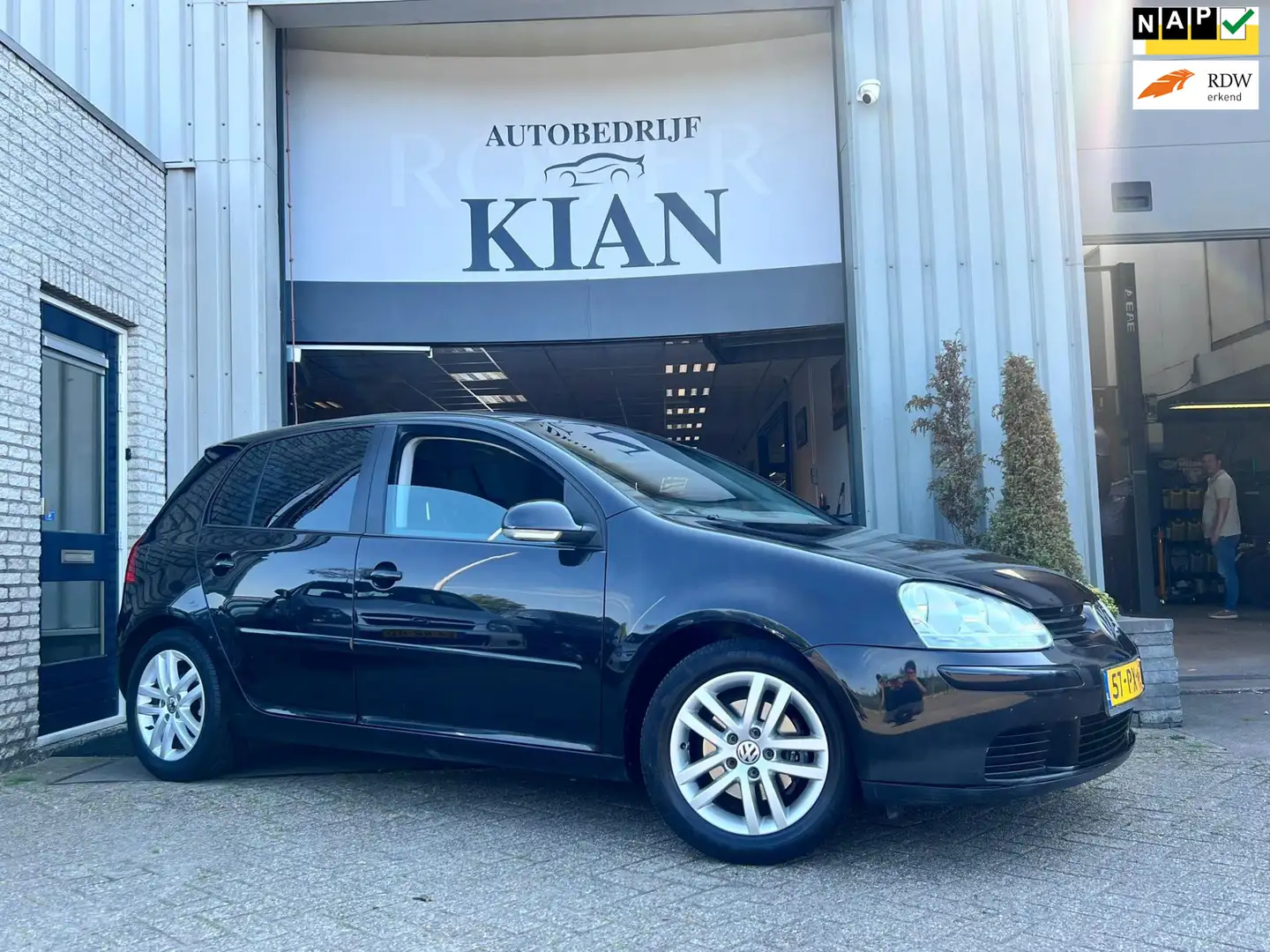 Volkswagen Golf 1.6 FSI Sportline Zwart - 1