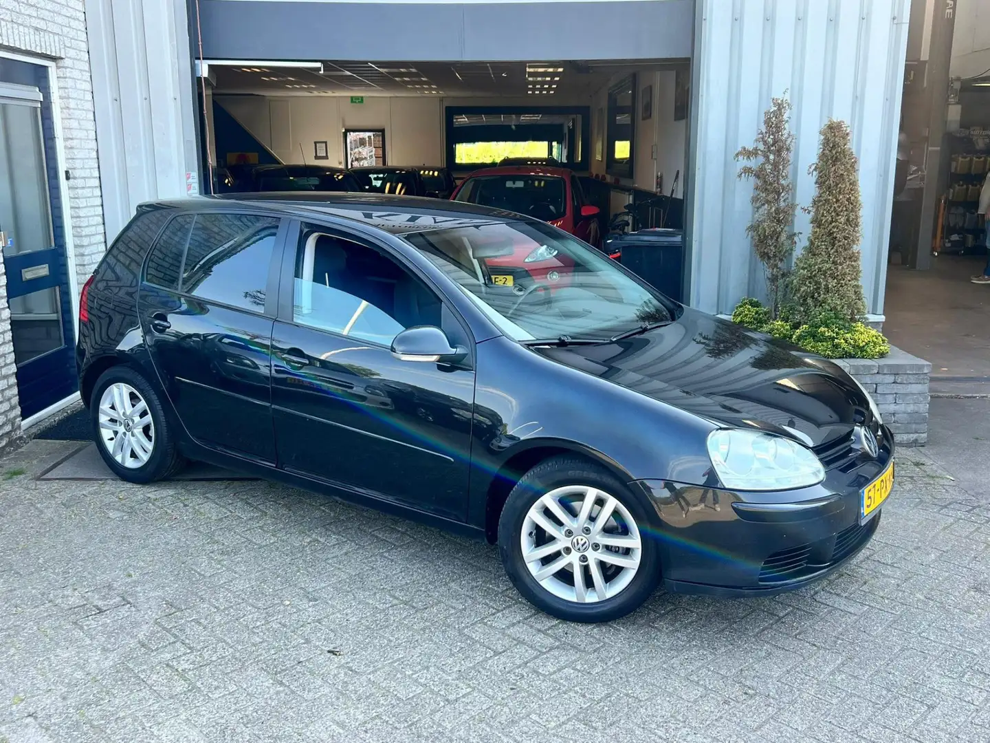 Volkswagen Golf 1.6 FSI Sportline Zwart - 2