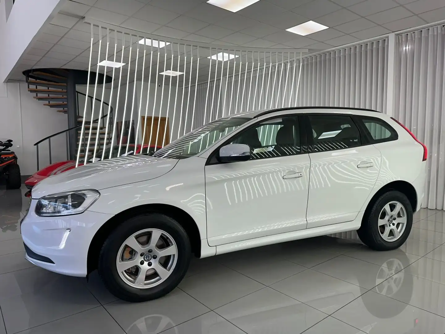 Volvo XC60 D3 Kinetic 136 Blanco - 2