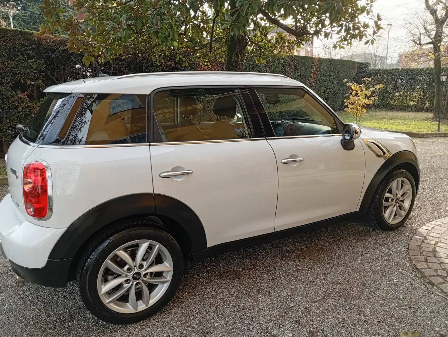 MINI Countryman D Bílá - 2