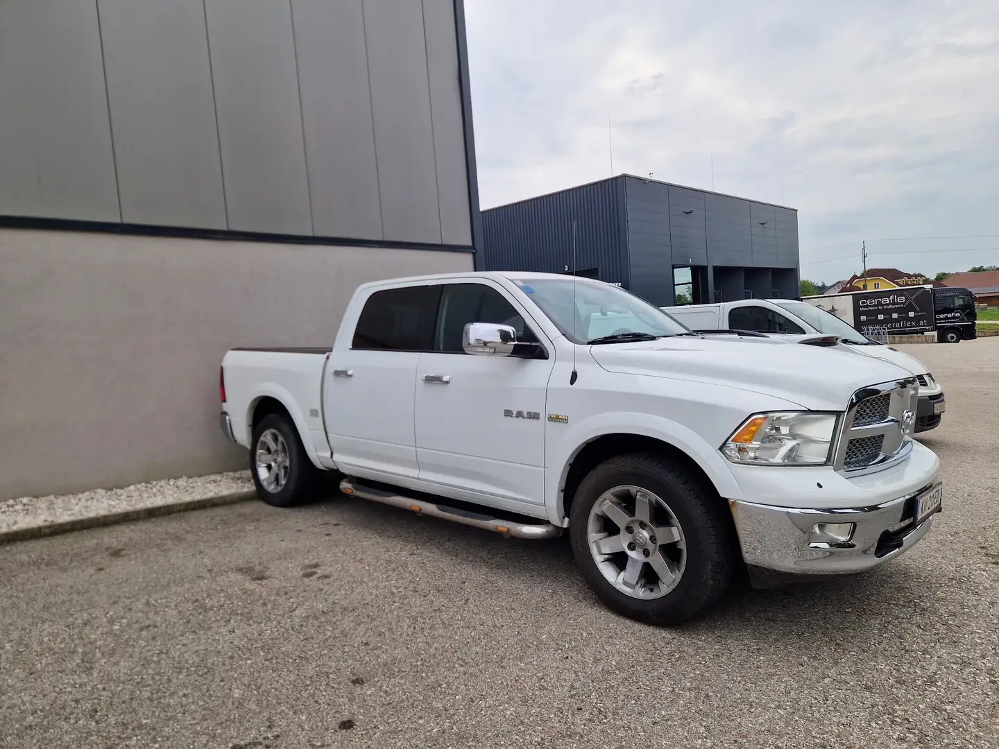 Dodge RAM 1500 Crew Cab 4x4 Laremie - 2