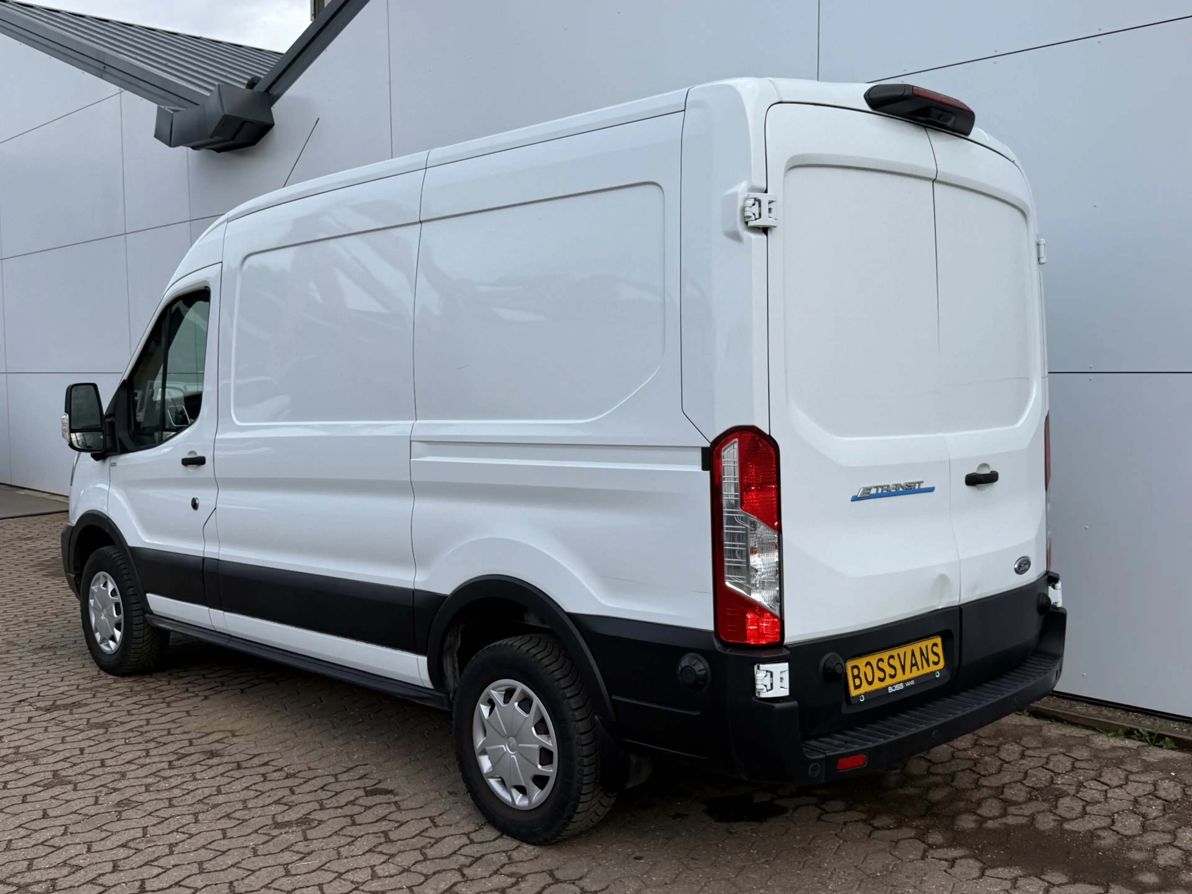 Ford E-Transit 68kWh 184PK L2H2 317km WLTP 97,3% (SOH) BEV Snella — photo 3
