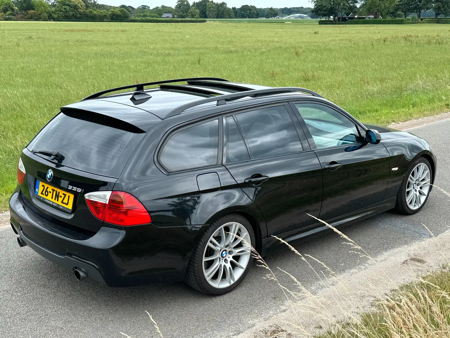 BMW 335 335i High Executive M-Sportpakket Panorama dak Zwart - 2