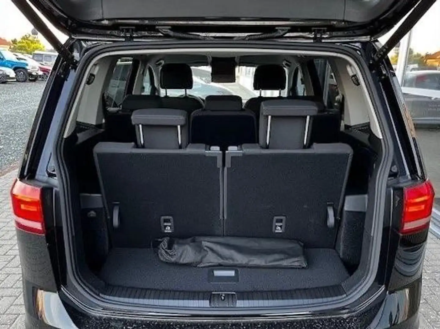 Volkswagen Touran NEW 15 TSI DSG BUSINESS EDITION NAV/SAFE/EASY-22% Zwart - 2