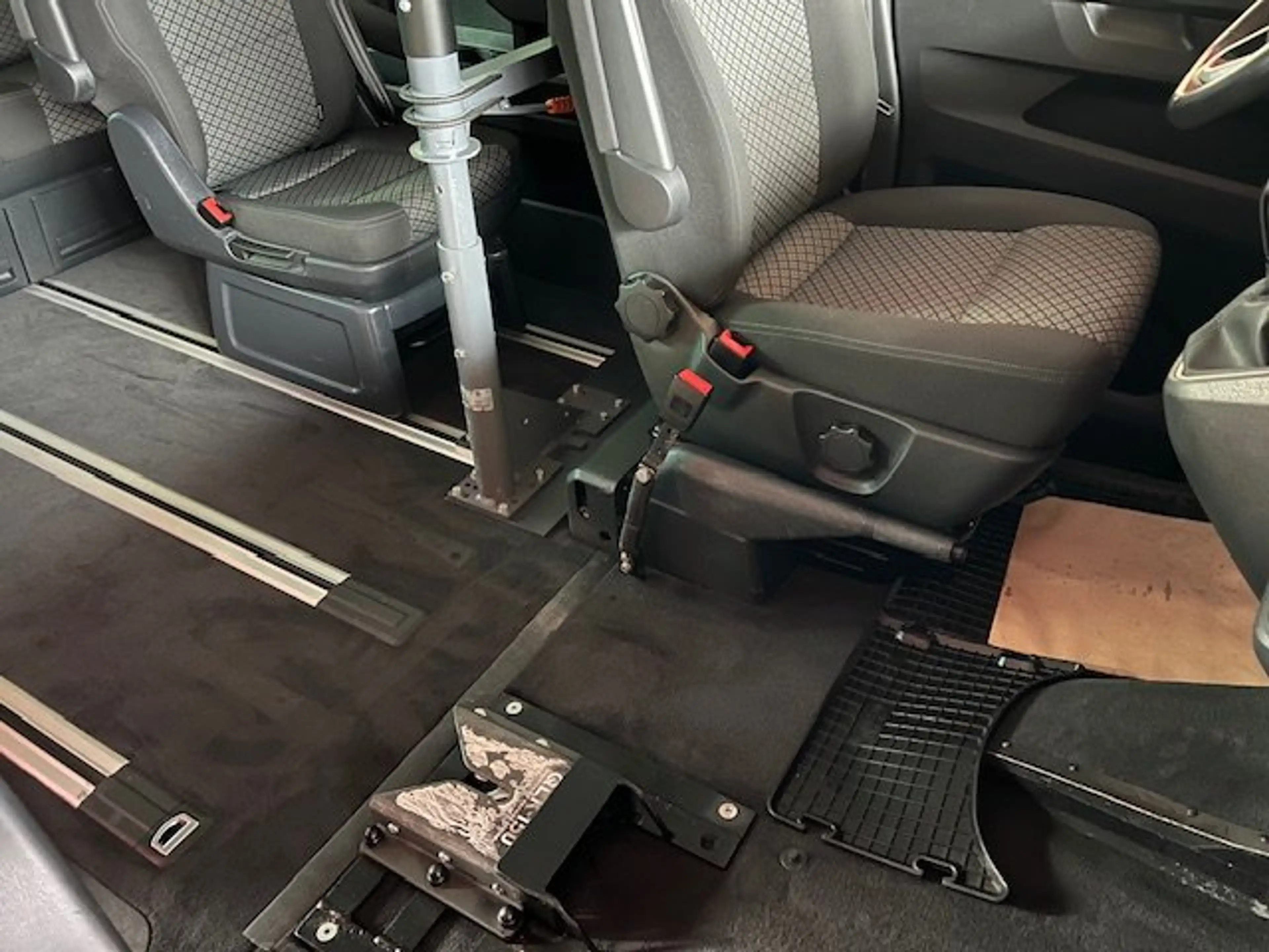 Volkswagen T6.1 Multivan Autom. Rollstuhllift Rolliplatz-Beifahrer Docking — photo 10