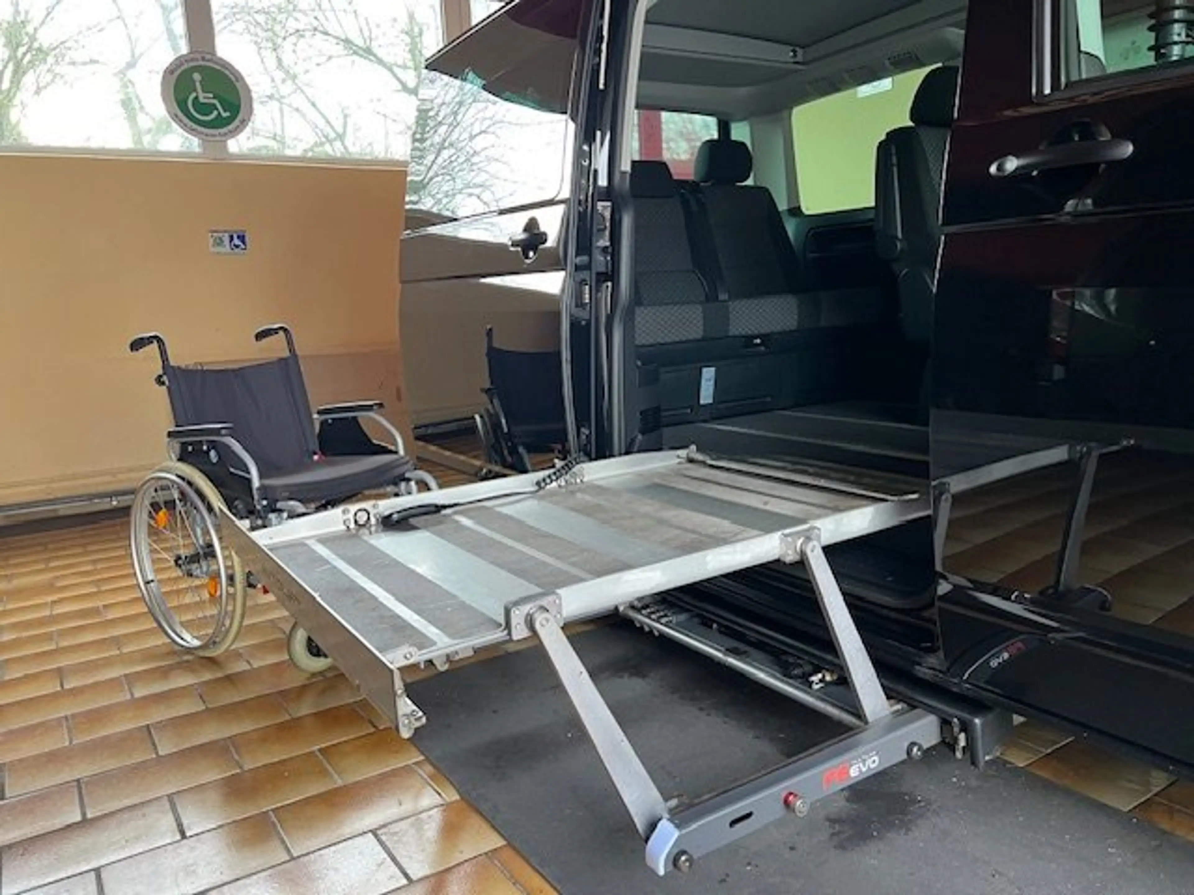 Volkswagen T6.1 Multivan Autom. Rollstuhllift Rolliplatz-Beifahrer Docking — photo 6