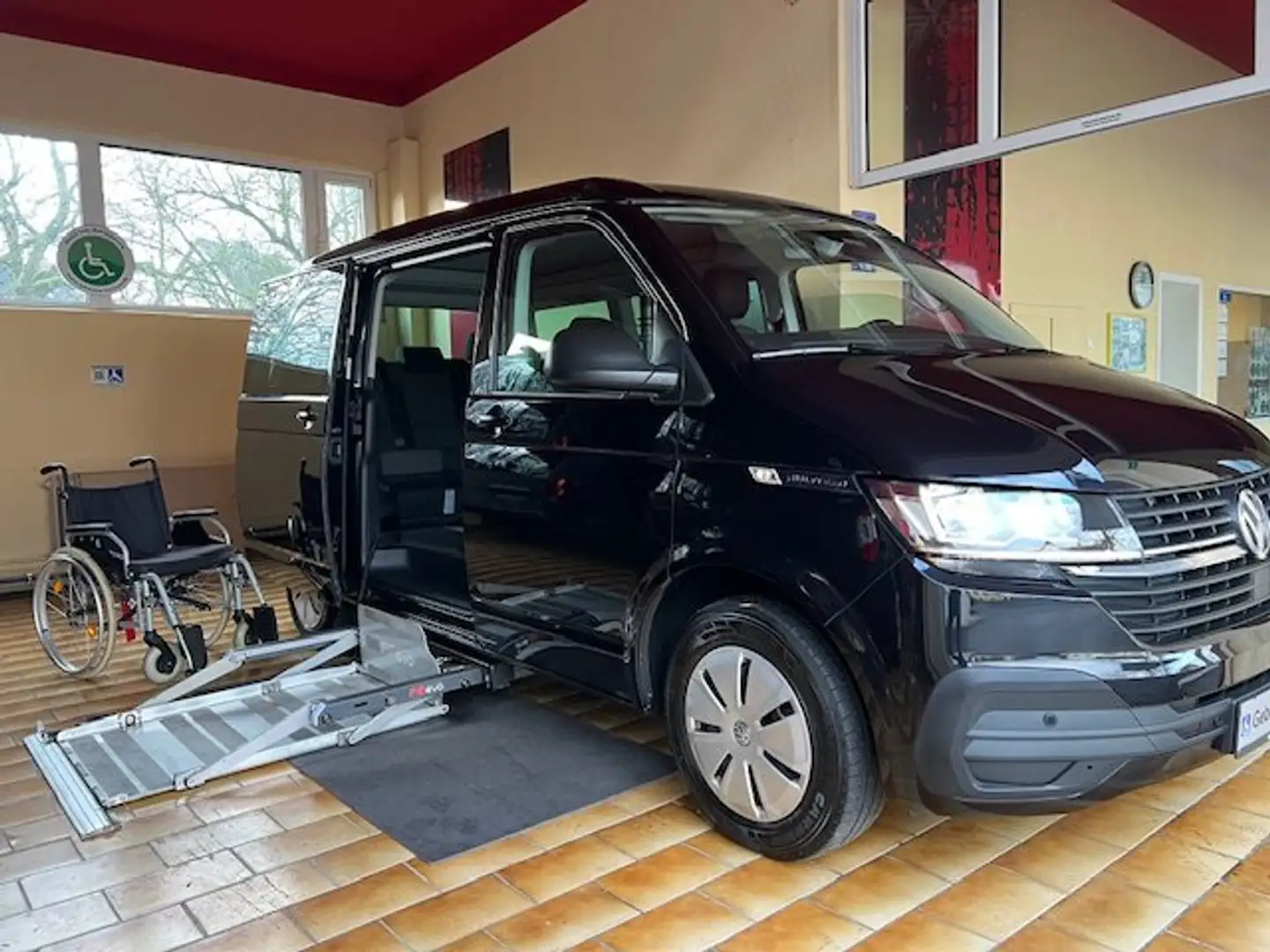 Volkswagen T6.1 Multivan Autom. Rollstuhllift Rolliplatz-Beifahrer Docking Schwarz - 1