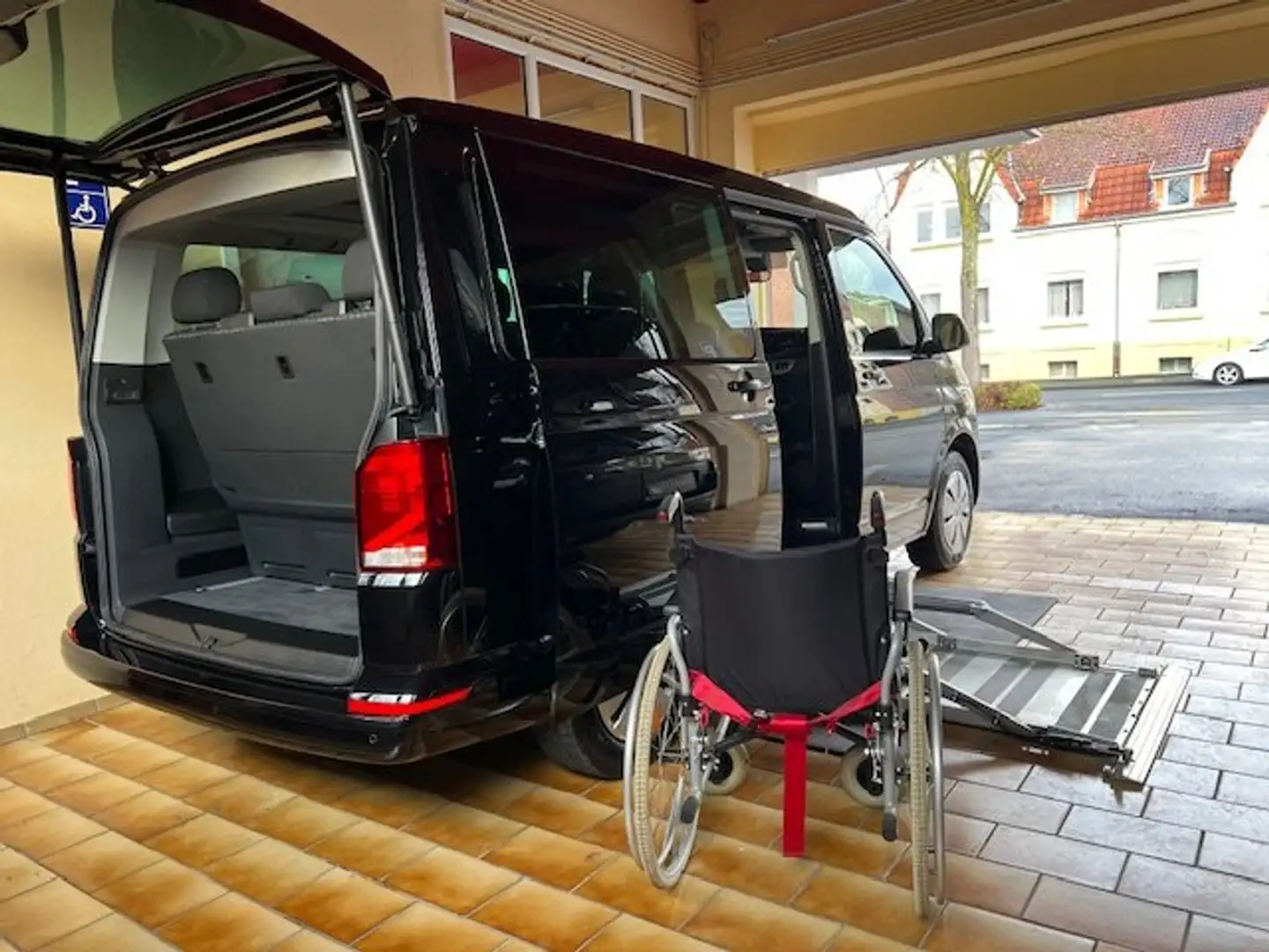 Volkswagen T6.1 Multivan Autom. Rollstuhllift Rolliplatz-Beifahrer Docking Schwarz - 2