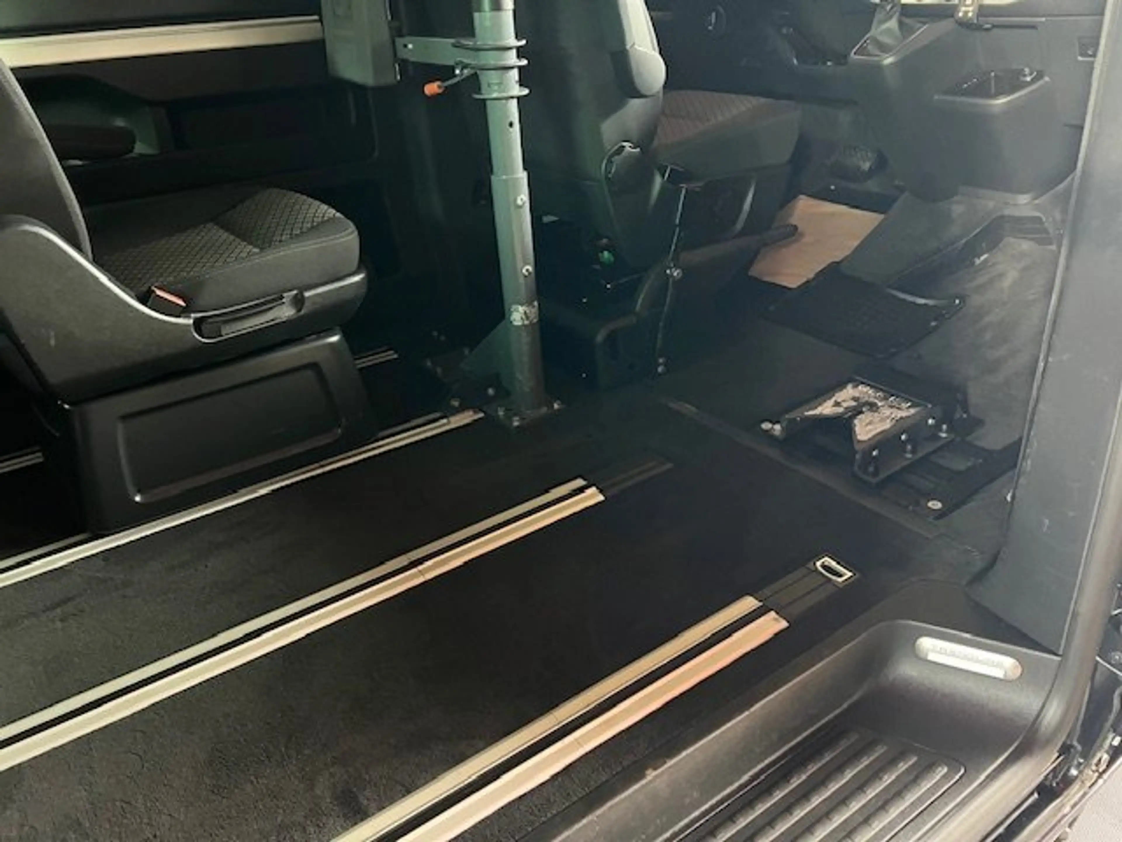 Volkswagen T6.1 Multivan Autom. Rollstuhllift Rolliplatz-Beifahrer Docking — photo 12