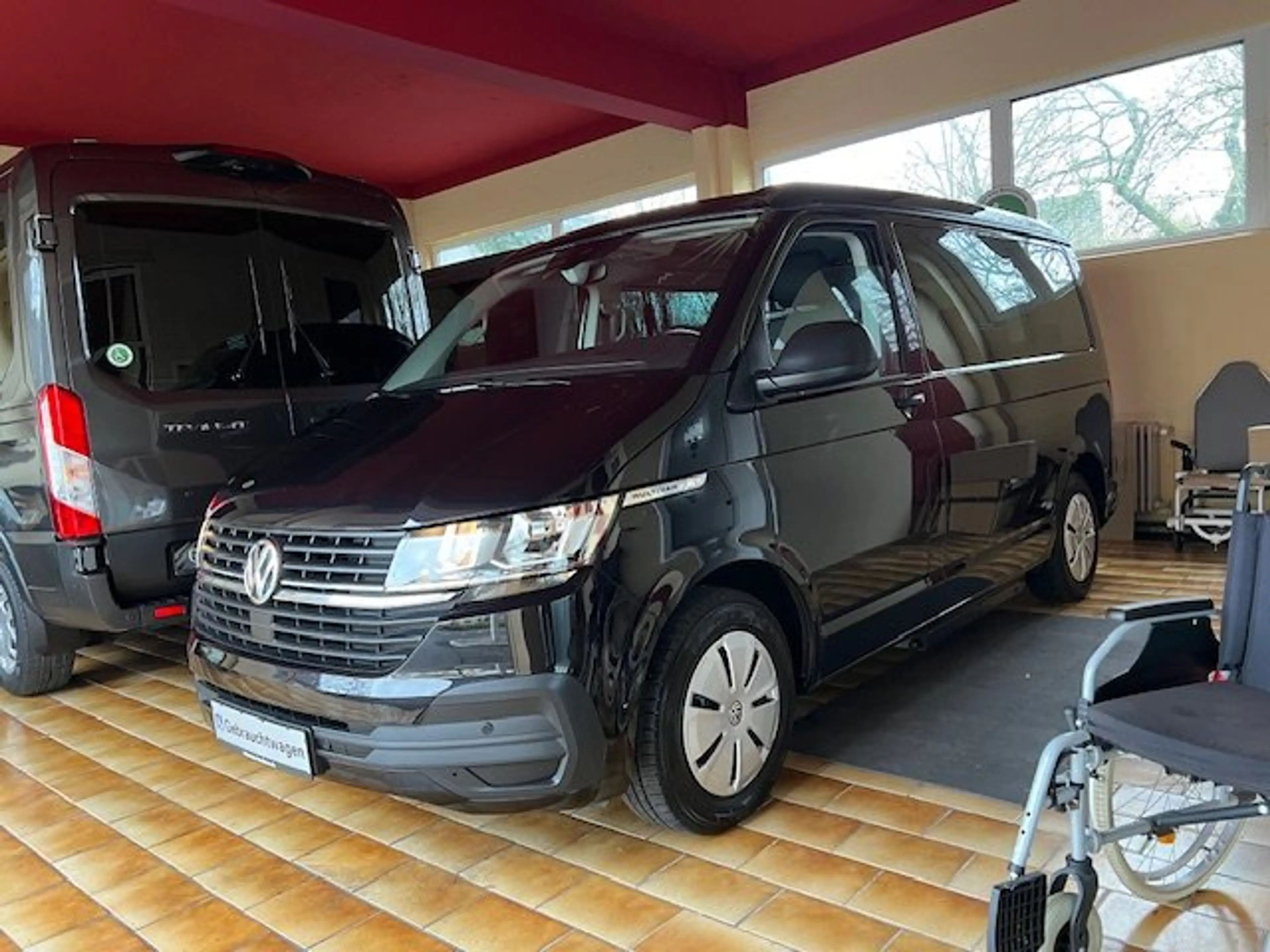 Volkswagen T6.1 Multivan Autom. Rollstuhllift Rolliplatz-Beifahrer Docking — photo 3