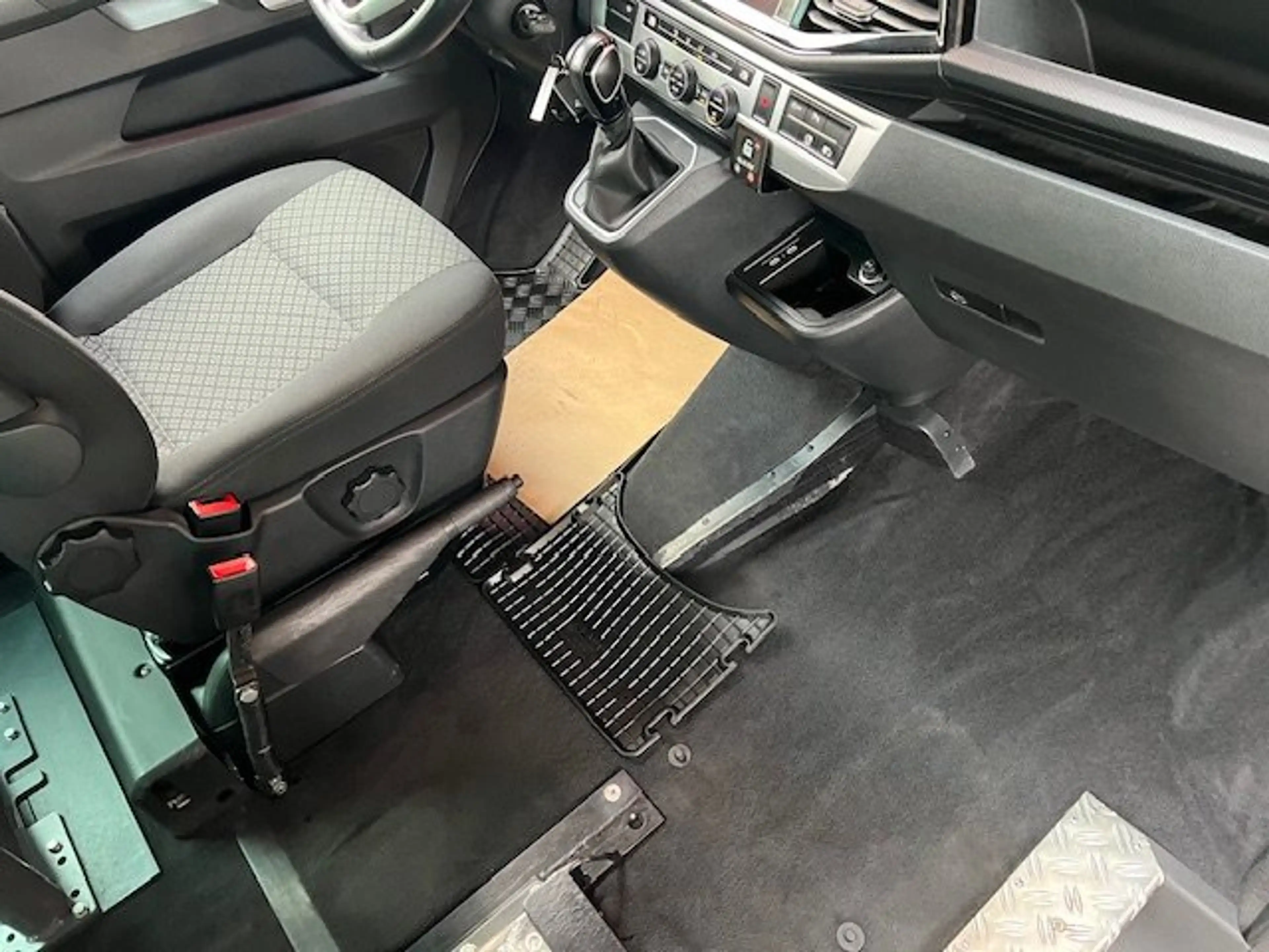 Volkswagen T6.1 Multivan Autom. Rollstuhllift Rolliplatz-Beifahrer Docking — photo 14