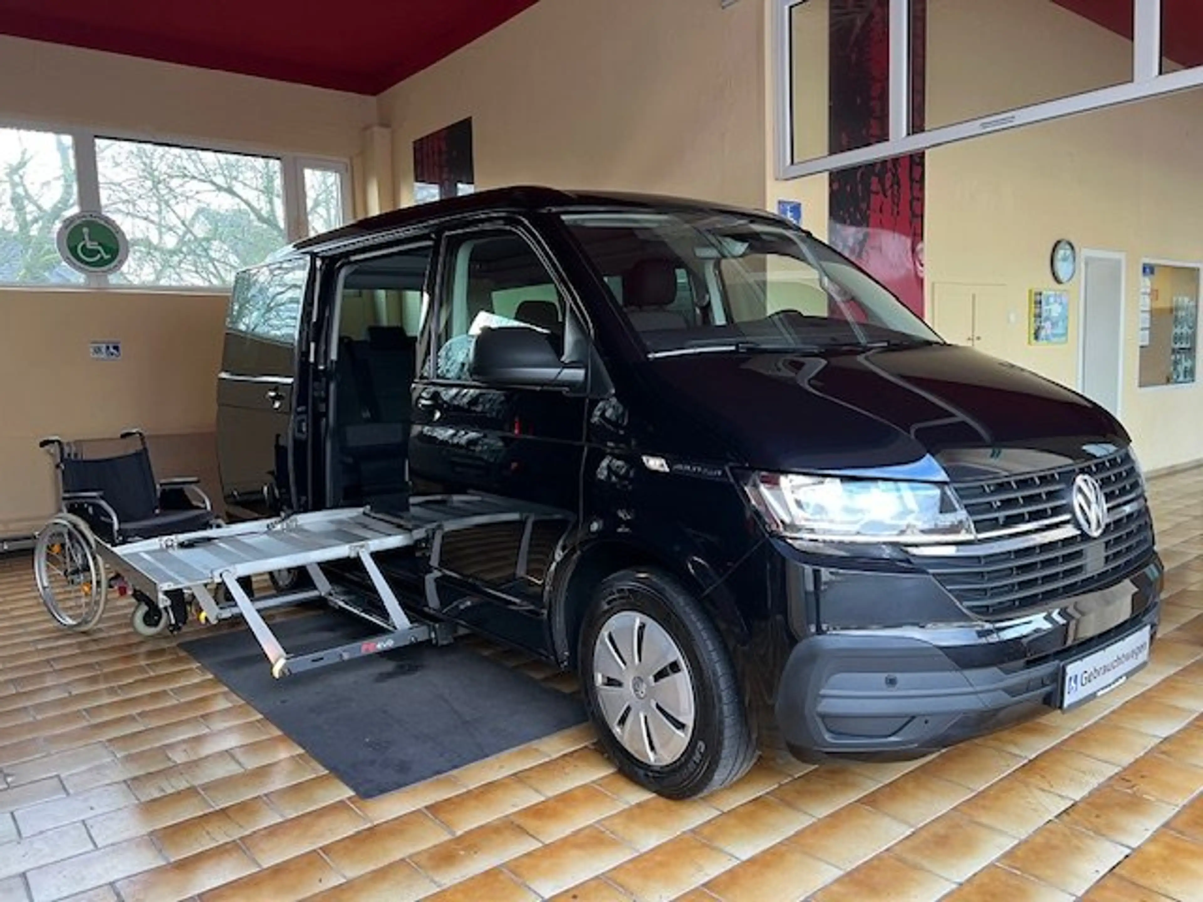 Volkswagen T6.1 Multivan Autom. Rollstuhllift Rolliplatz-Beifahrer Docking — photo 5