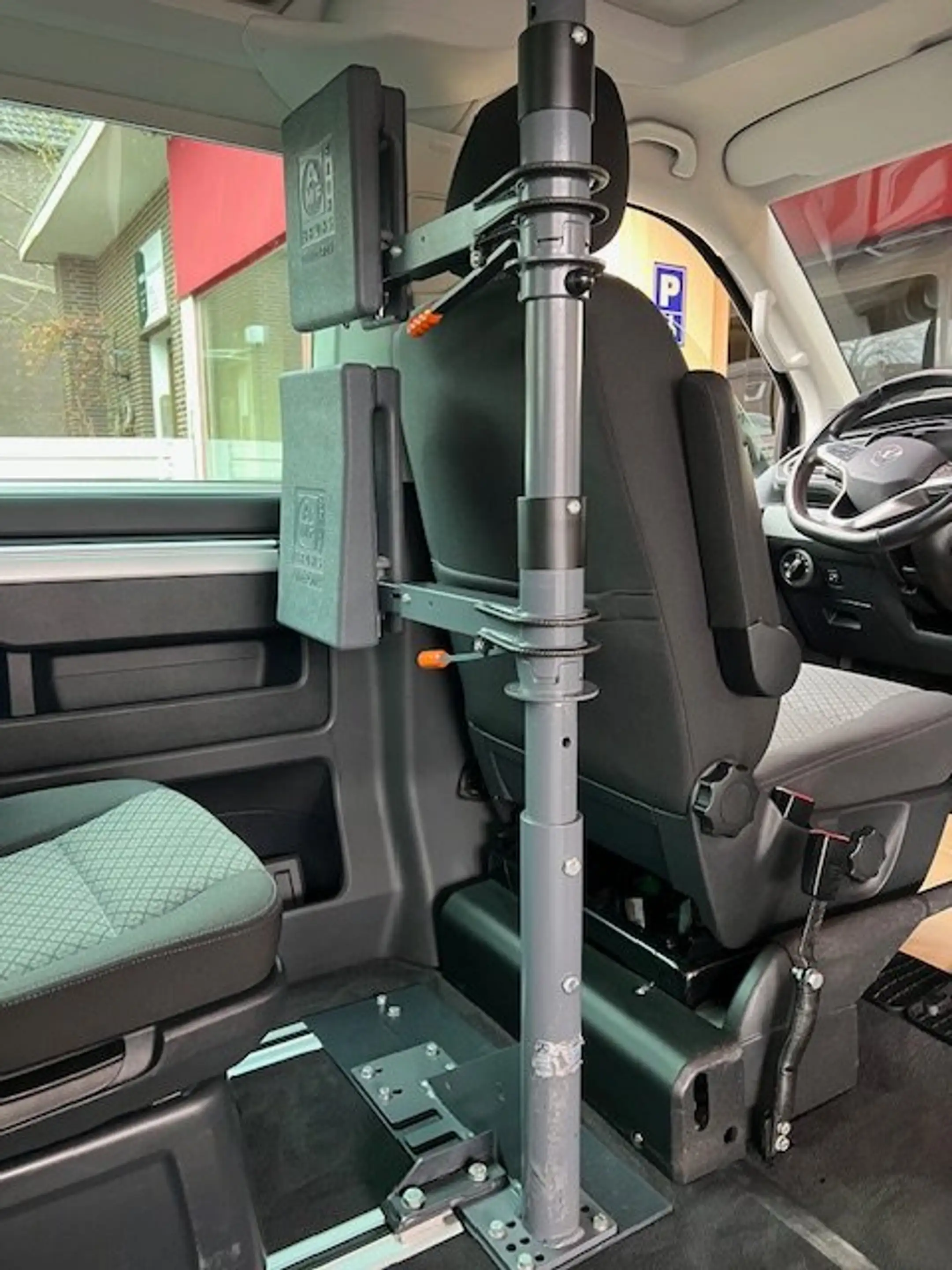 Volkswagen T6.1 Multivan Autom. Rollstuhllift Rolliplatz-Beifahrer Docking — photo 15